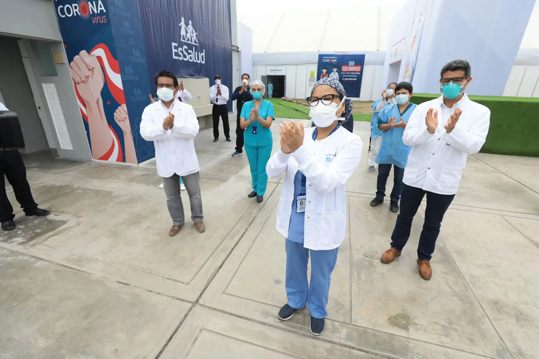 Un total de 19 pacientes, quienes permanecían internados en el Centro de Aislamiento Villa Mongrut de EsSalud, en San Miguel, lograron su alta médica tras superar el COVID-19. Foto: ANDINA/EsSalud