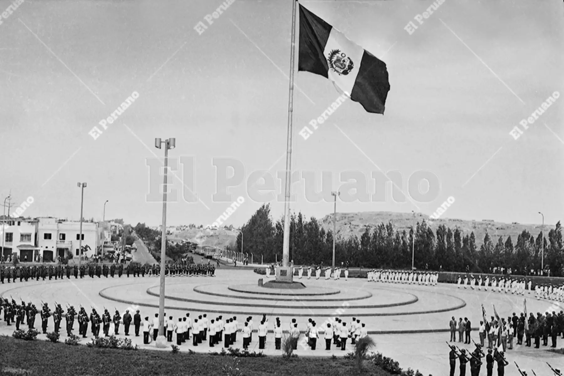 Lima - 21 octubre 1983 / Cadetes de las Fuerzas Armadas y la Policía Nacional participan en la ceremonia por el aniversario de la Plaza de la Bandera en Pueblo Libre. Foto: Archivo Histórico de El Peruano / José Risco.