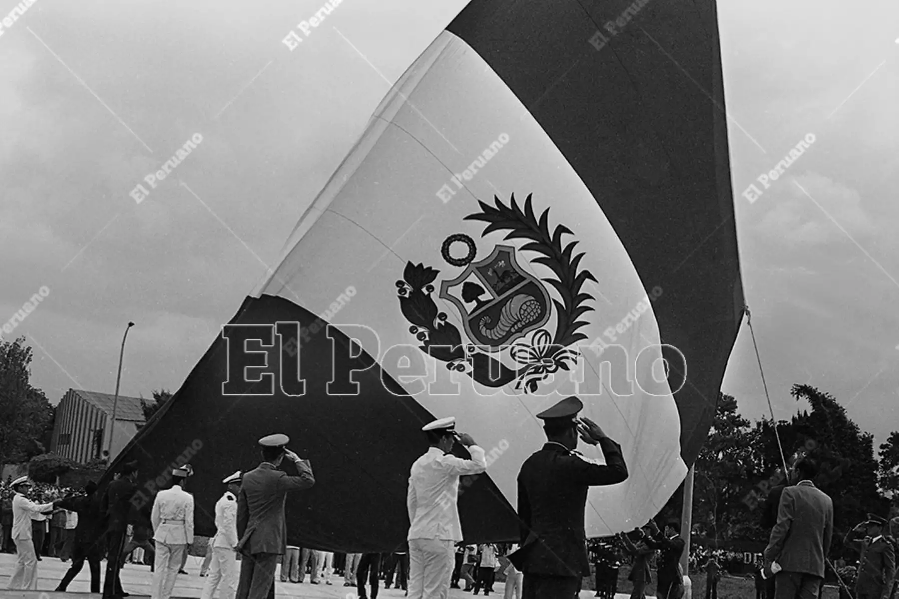Lima - 21 octubre 1983 / Cadetes de las Fuerzas Armadas izan el Pabellón Nacional en la ceremonia por el aniversario de la Plaza de la Bandera. Foto Archivo Histórico de El Peruano / José Risco.