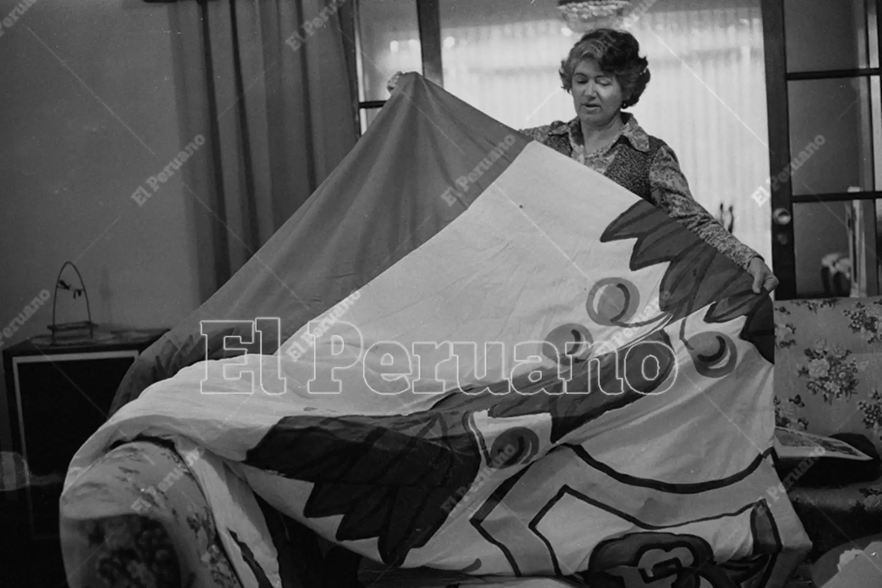 Lima - 6 junio 1980 / Señora Catalina Ciccia, presidenta del Comité de Vecinos, con el Pabellón Nacional que será izado en la Plaza de la Bandera. Doña Catalina es considerada guardiana de la bandera. Foto: Archivo Histórico de El Peruano / José Risco.