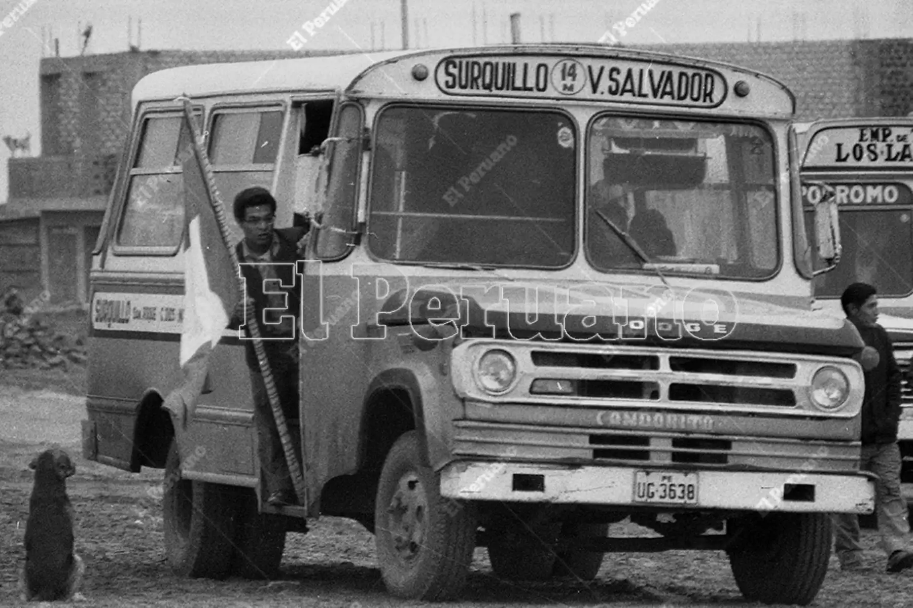 Lima - 7 junio 1975 / Un poblador de Villa el Salvador en un microbús portando una bandera. Desde distintos distritos, los ciudadanos se trasladaron hasta el centro de Lima para participar en la ceremonia de la Jura de la Bandera. Foto: Archivo Histórico de El Peruano