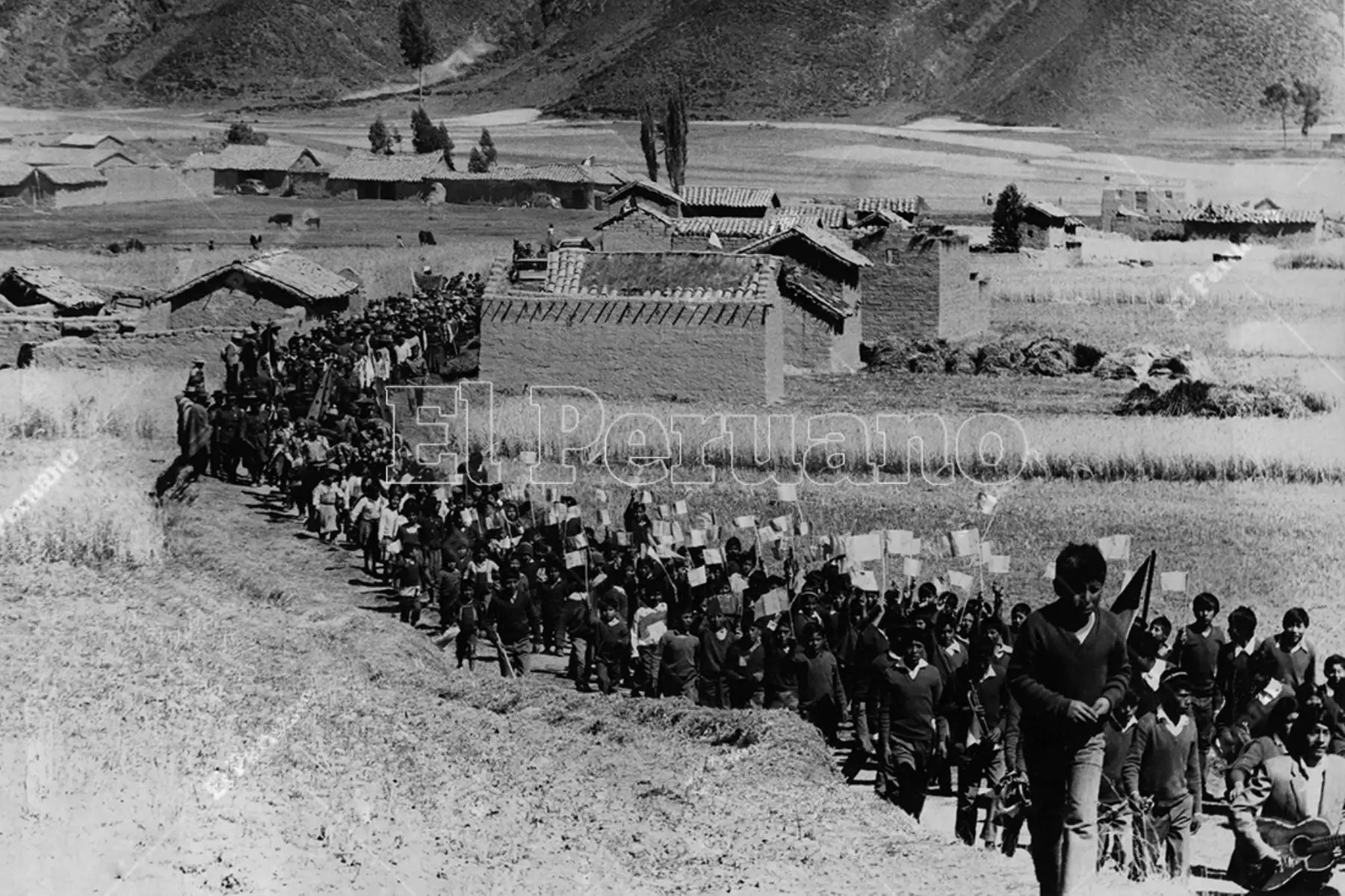 Cusco - 7 junio 1975 / Escolares de la comunidades de Tinta portando banderitas peruana marcharon hasta la plaza principal para participaron en la ceremonia de Jura de la Bandera. Foto: Archivo Histórico de El Peruano .