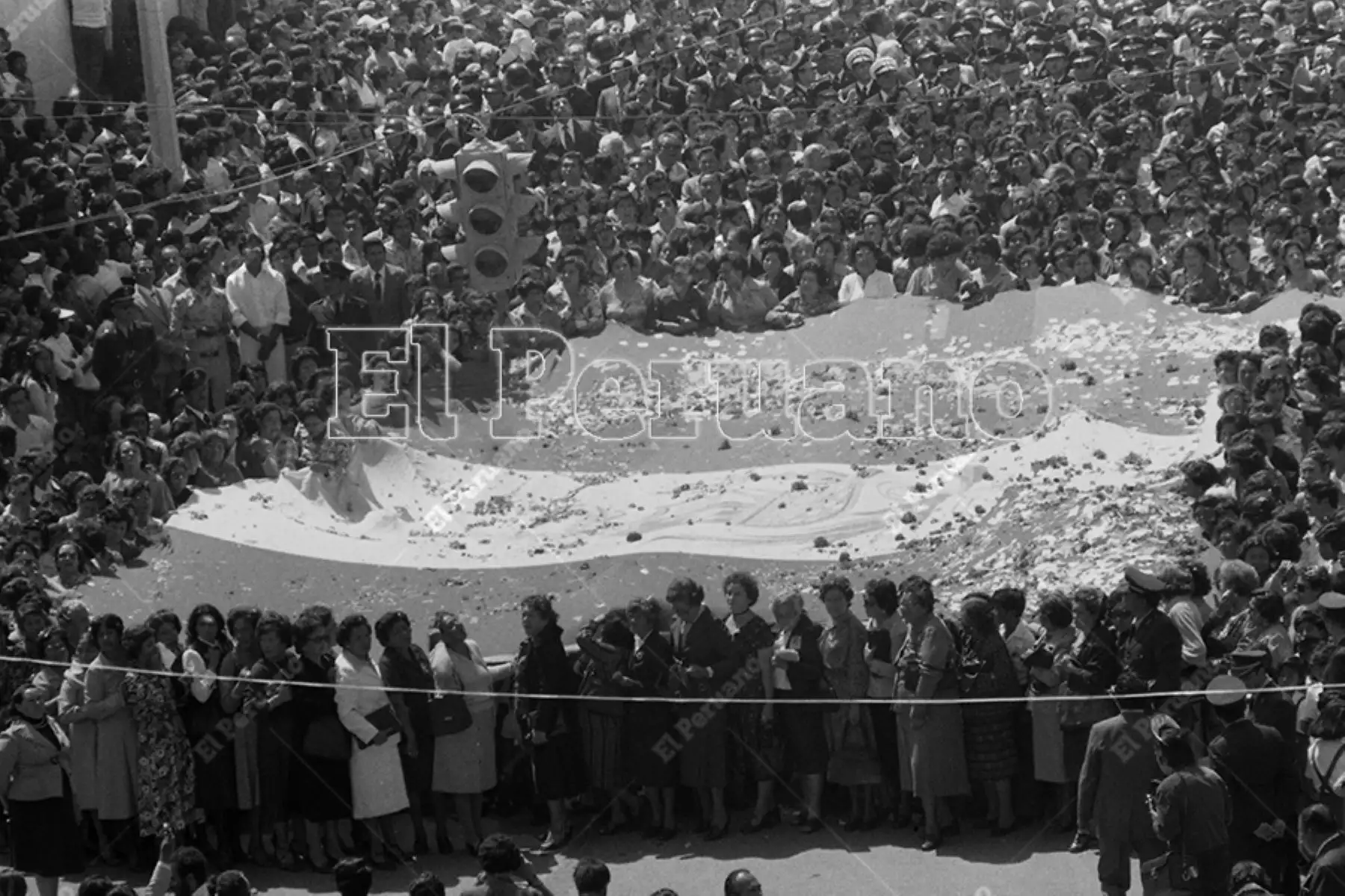 acna - 28 agosto 1979 / Procesión de la bandera en la conmemoración del 50° aniversario de la reincorporación de Tacna al territorio nacional. Foto: Archivo Histórico de El Peruano / Norman Córdova