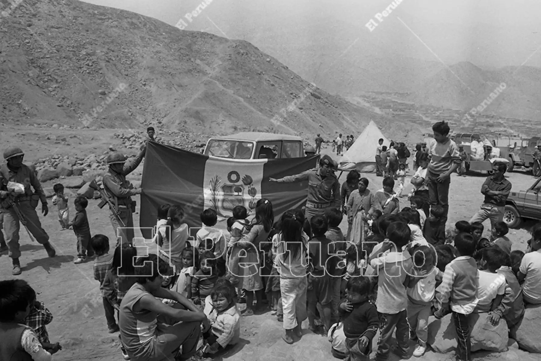 Lima - 26 setiembre 1991 / Miembros del Ejército Peruano muestran la bandera nacional y enseñan los símbolos patrios a niños de la Comunidad Autogestionaria de Huaycán durante una campaña de acción cívica. Foto: Archivo Histórico de El Peruano / Onésimo Bottoni.