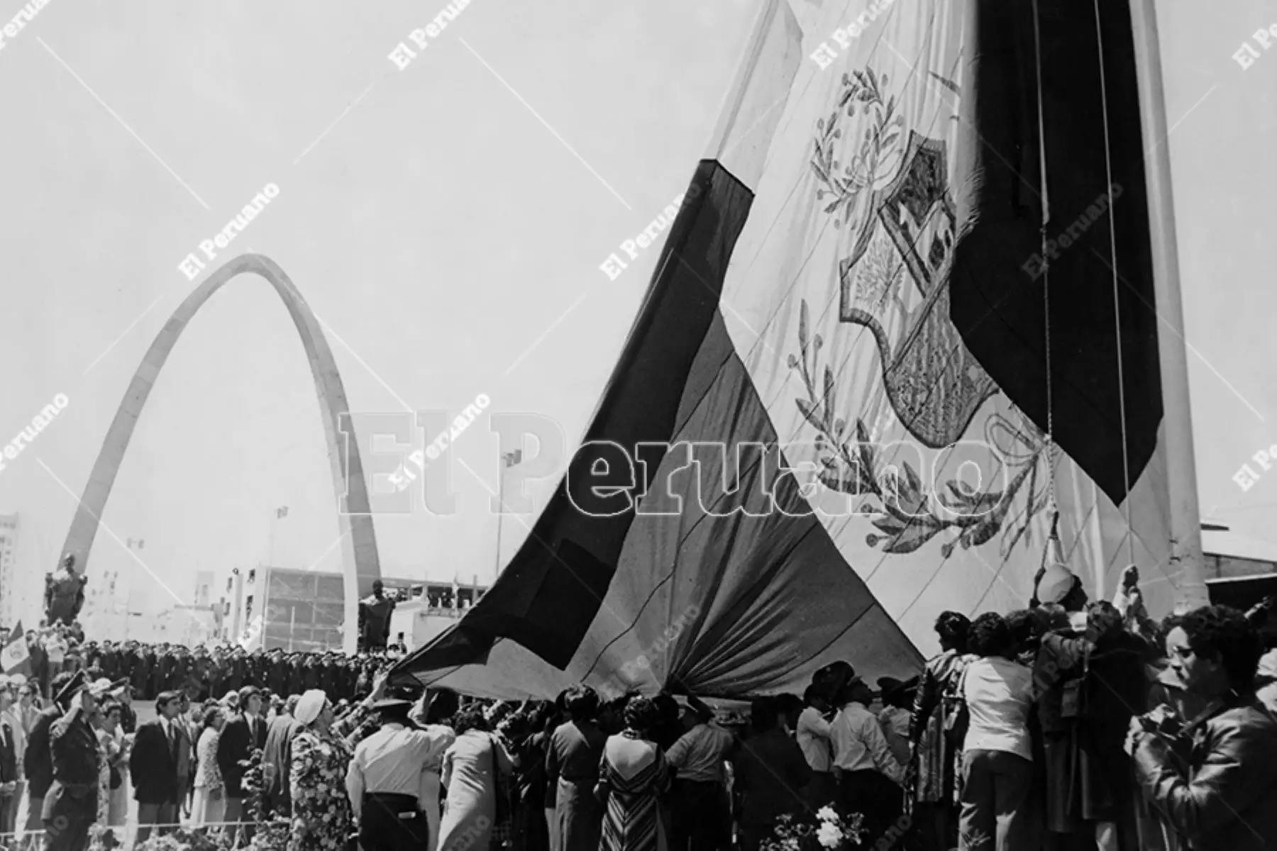 Lima - 26 setiembre 1991 / Miembros del Ejército Peruano muestran la bandera nacional y enseñan los símbolos patrios a niños de la Comunidad Autogestionaria de Huaycán durante una campaña de acción cívica. Foto: Archivo Histórico de El Peruano / Onésimo BottoniLima - 26 setiembre 1991 / Miembros del Ejército Peruano muestran la bandera nacional y enseñan los símbolos patrios a niños de la Comunidad Autogestionaria de Huaycán durante una campaña de acción cívica. Foto: Archivo Histórico de El Peruano / Onési