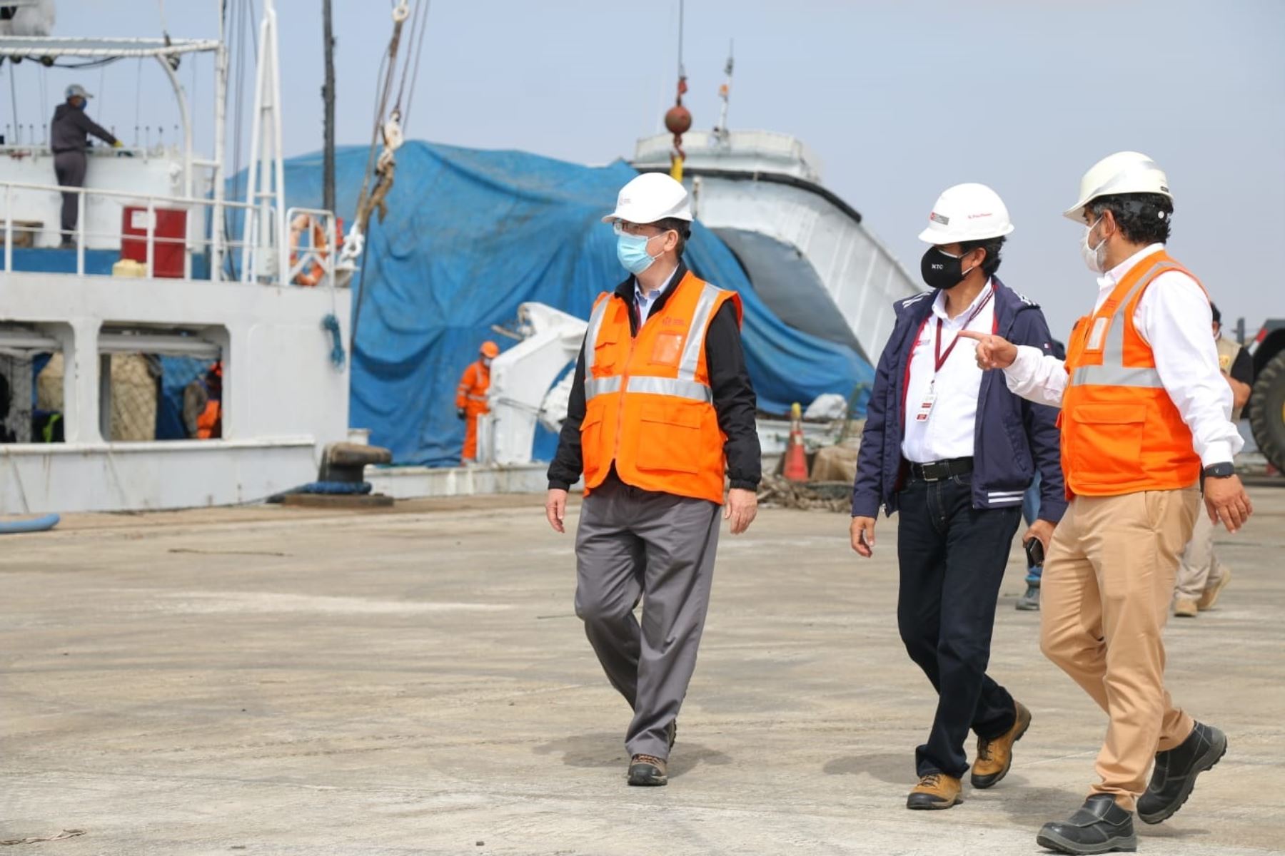 Ministro de Transportes y Comunicaciones, Carlos Lozada, inspecciona terminal portuario de Paracas. Foto: Cortesía.