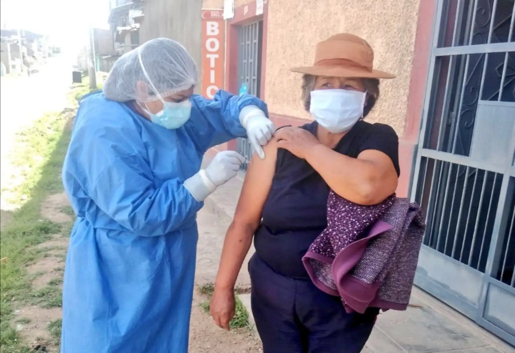 Nuestras valerosas enfermeras recorren Huancavelica, Junín, Piura y Apurímac atendiendo la vacunación de niños, adultos mayores y gestantes. Foto: Minsa