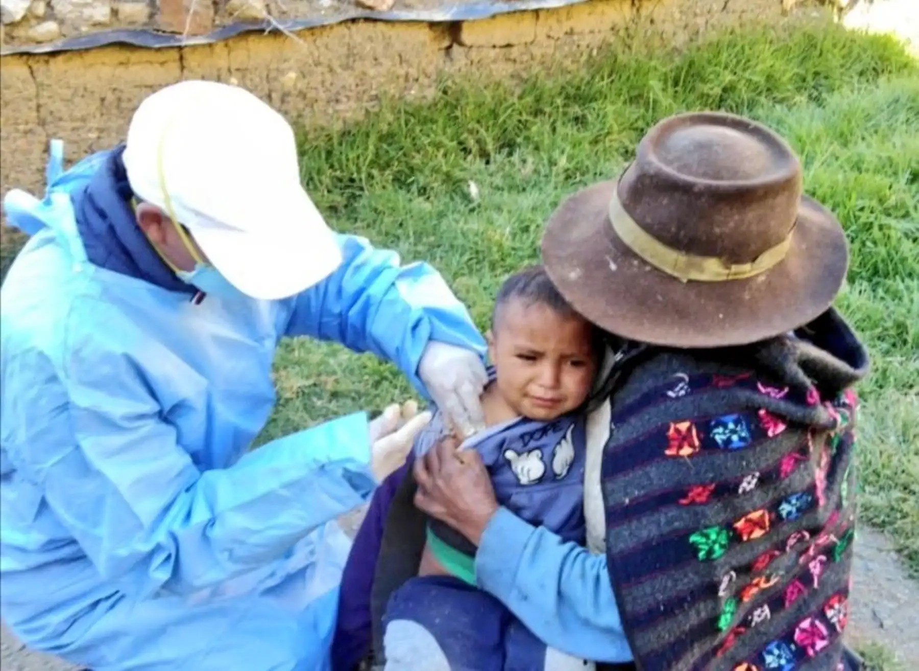 Nuestras valerosas enfermeras recorren Huancavelica, Junín, Piura y Apurímac atendiendo la vacunación de niños, adultos mayores y gestantes. Foto: Minsa