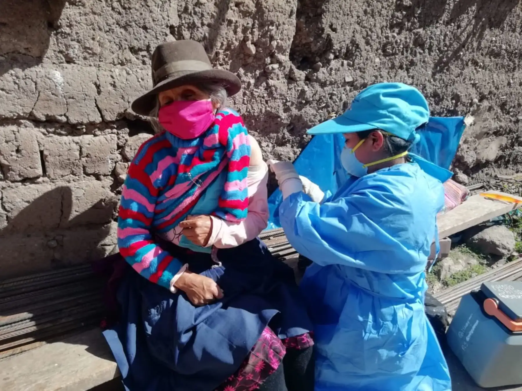 Nuestras valerosas enfermeras recorren Huancavelica, Junín, Piura y Apurímac atendiendo la vacunación de niños, adultos mayores y gestantes. Foto: Minsa