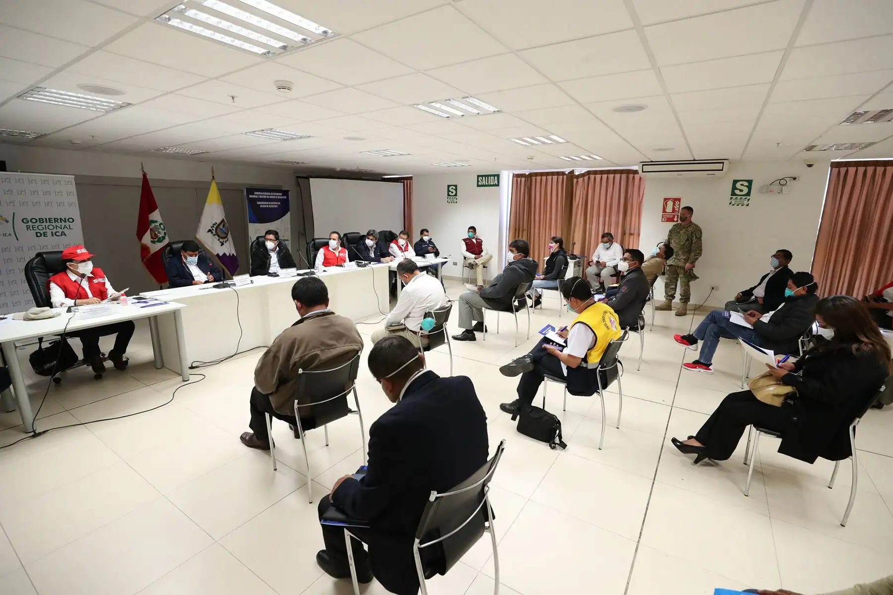 El titular de la PCM, Vicente Zeballos, junto a los ministros del Mininter, Minagri, Minedu, MIMP y viceministro del Minsa, participaron en la sesión de trabajo del Comando Covid-19 Ica, donde se realizó un balance de las medidas adoptadas para mejorar el manejo de la pandemia. Foto: ANDINA/PCM