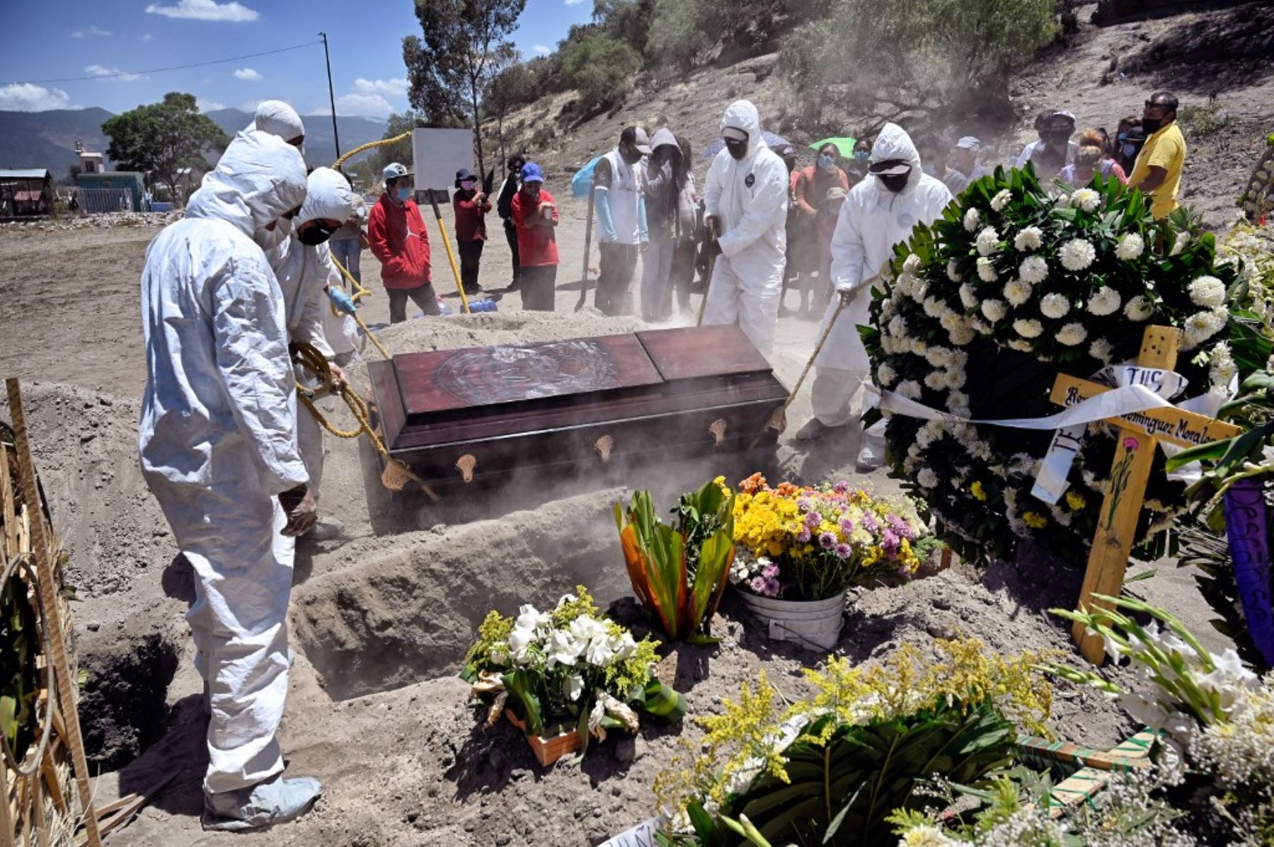 Los trabajadores entierran a una presunta víctima de Covid-19 en el Panteón Municipal del Valle de Chalco, Estado de México. Foto: AFP