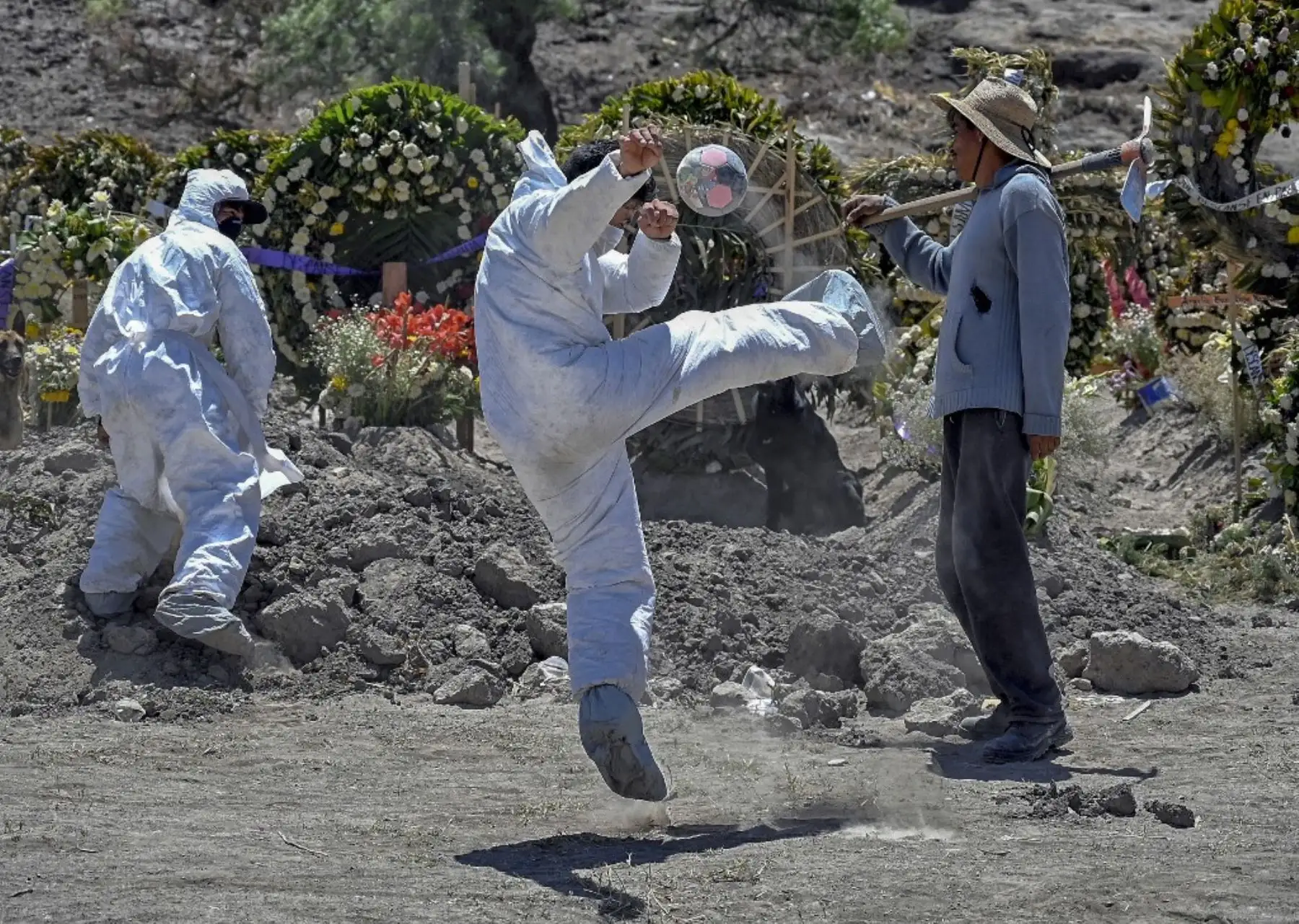 Los trabajadores juegan mientras descansan, en el Panteón Municipal de Valle de Chalco, Estado de México. Foto: AFP