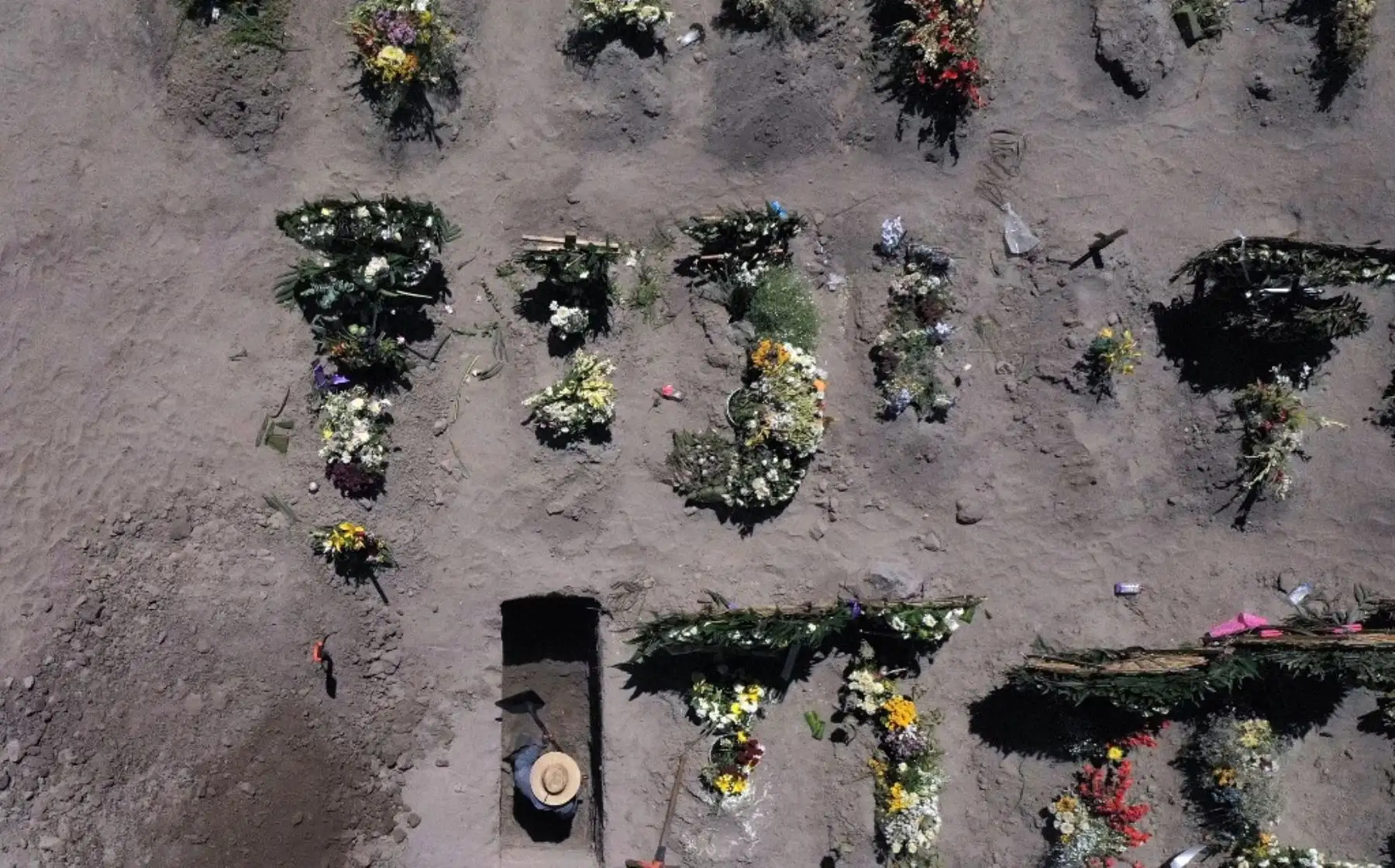 Vista aérea de tumbas excavadas para satisfacer la demanda de personas fallecidas en el Panteón Municipal del Valle de Chalco en el Estado de México. Foto: AFP