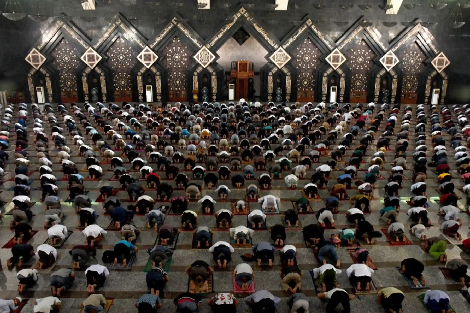 Las personas ofrecen oraciones congregacionales los viernes cuando las mezquitas y otros lugares de culto reabran en medio de las restricciones sociales en curso debido a la pandemia COVID-19, en la mezquita de Attin en Yakarta. Foto: AFP