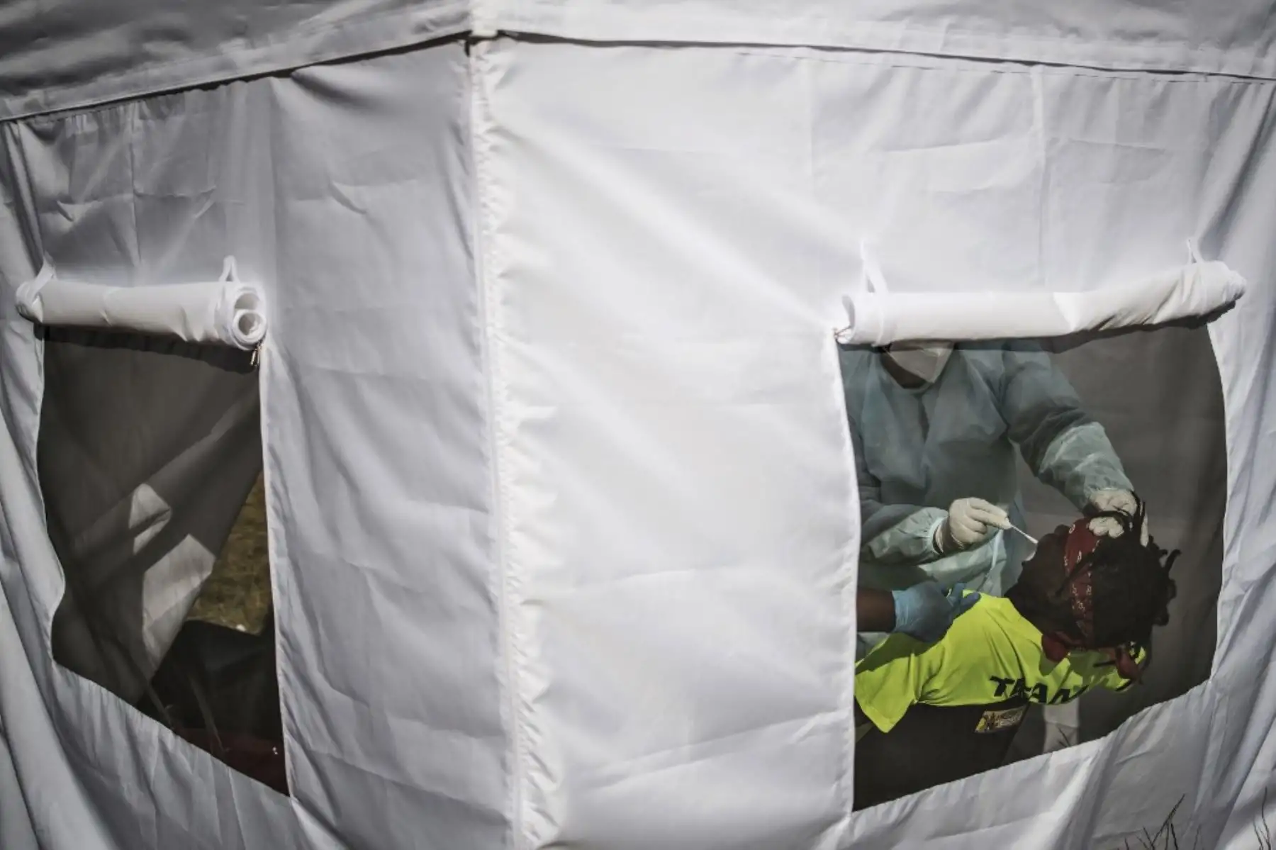 Un hombre es examinado por el nuevo coronavirus, COVID-19, en Vrededorp, Johannesburgo. Foto: AFP