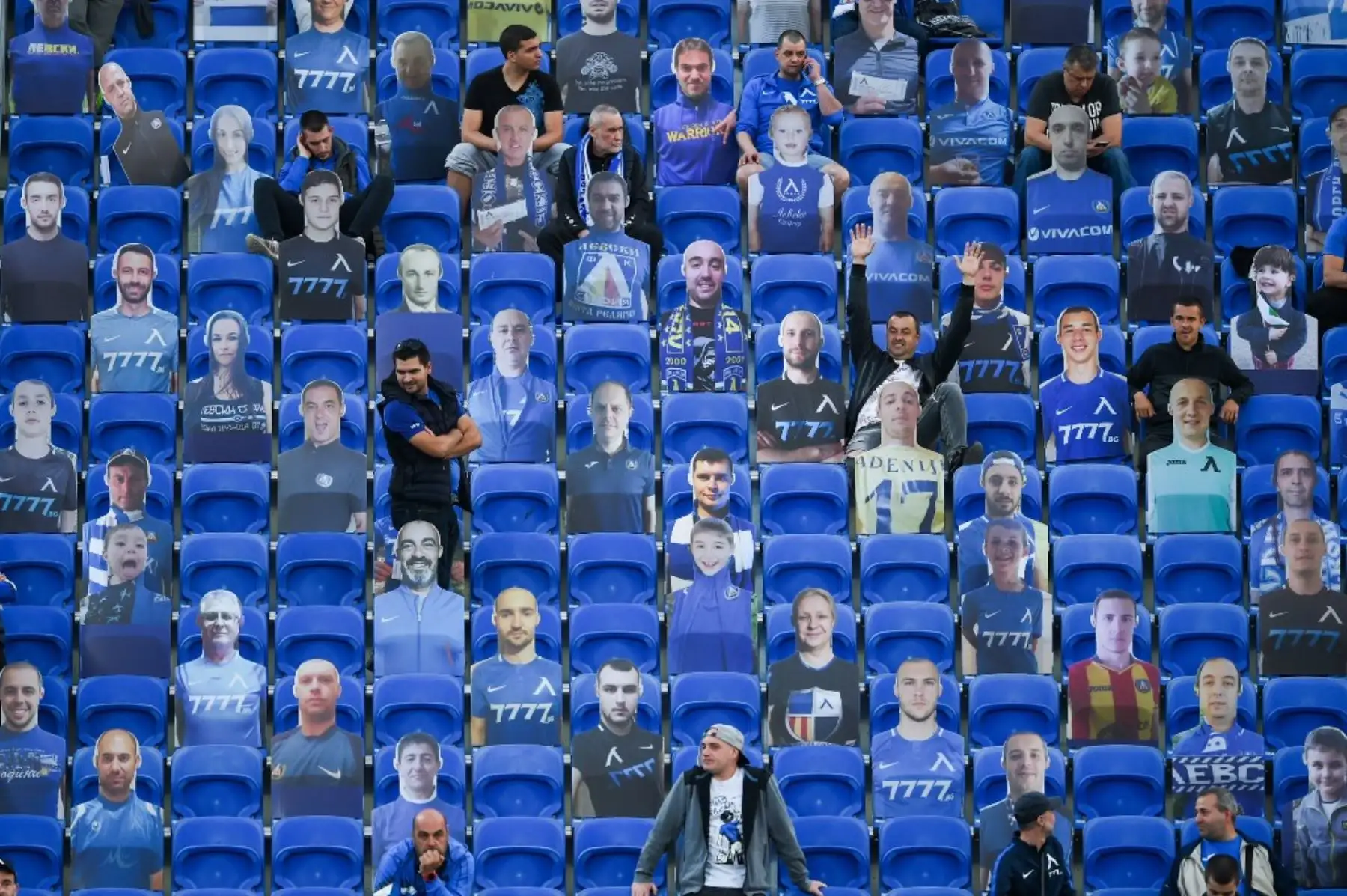 Los partidarios de Levski Sofía, rodeados de imágenes de hinchas de cartón, esperan el inicio del partido de fútbol del campeonato nacional entre Levski Sofía y Ludogorets Razgrad en Sofía, Bulgaria. Foto: AFP