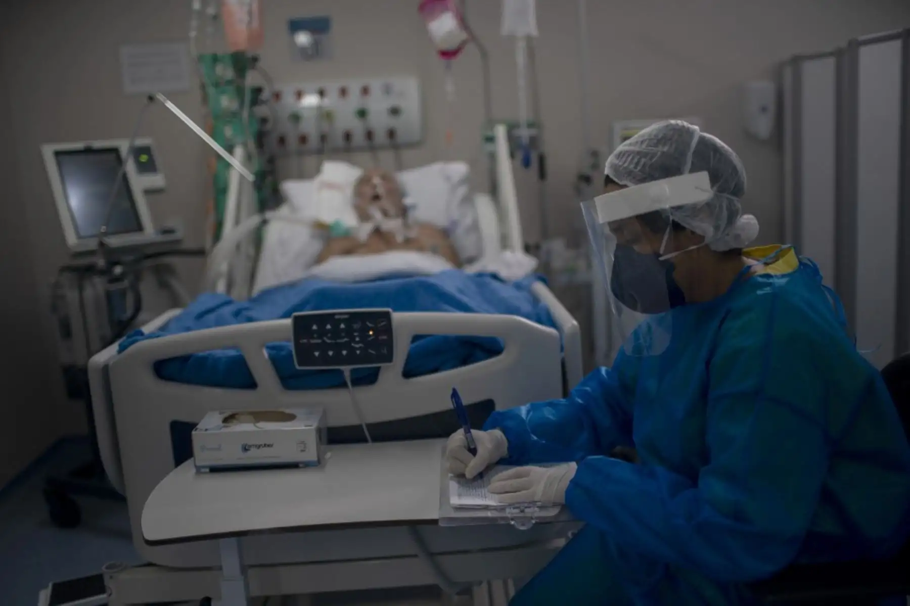 Una enfermera trabaja en la sala de la Unidad de Cuidados Intensivos (UCI) donde los pacientes infectados con el nuevo coronavirus, COVID-19, están siendo tratados en el Hospital Público Doctor Ernesto Che Guevara en la ciudad de Marica, estado de Río de Janeiro, Brasil. Foto: AFP