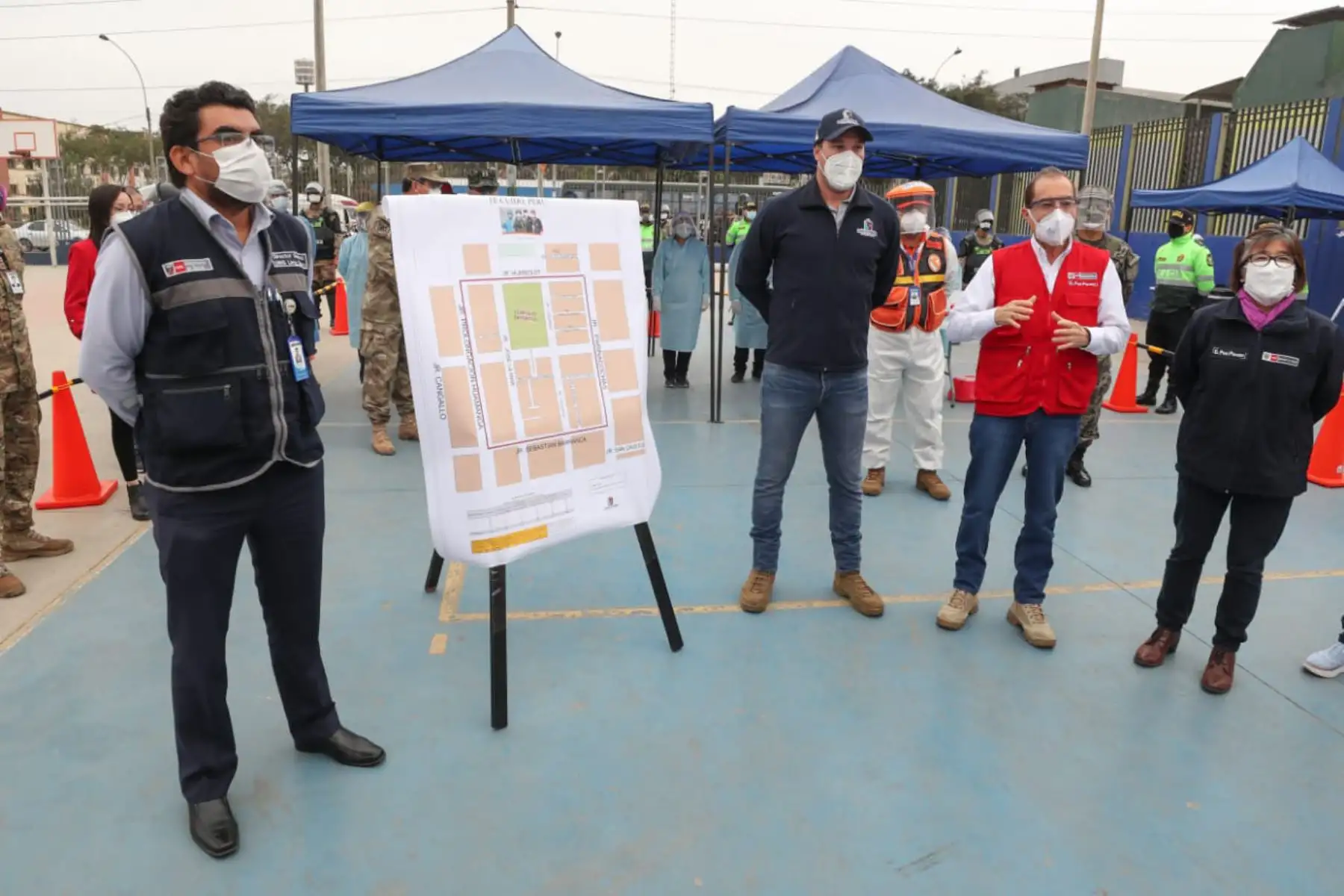 El ministro de Defensa, el alcalde  de la Victoria George Forsyth
 y la viceministra de Salud, supervisan la toma de pruebas rápidas a 168 hogares del sector de El Porvenir. Foto: ANDINA/ MINDEF