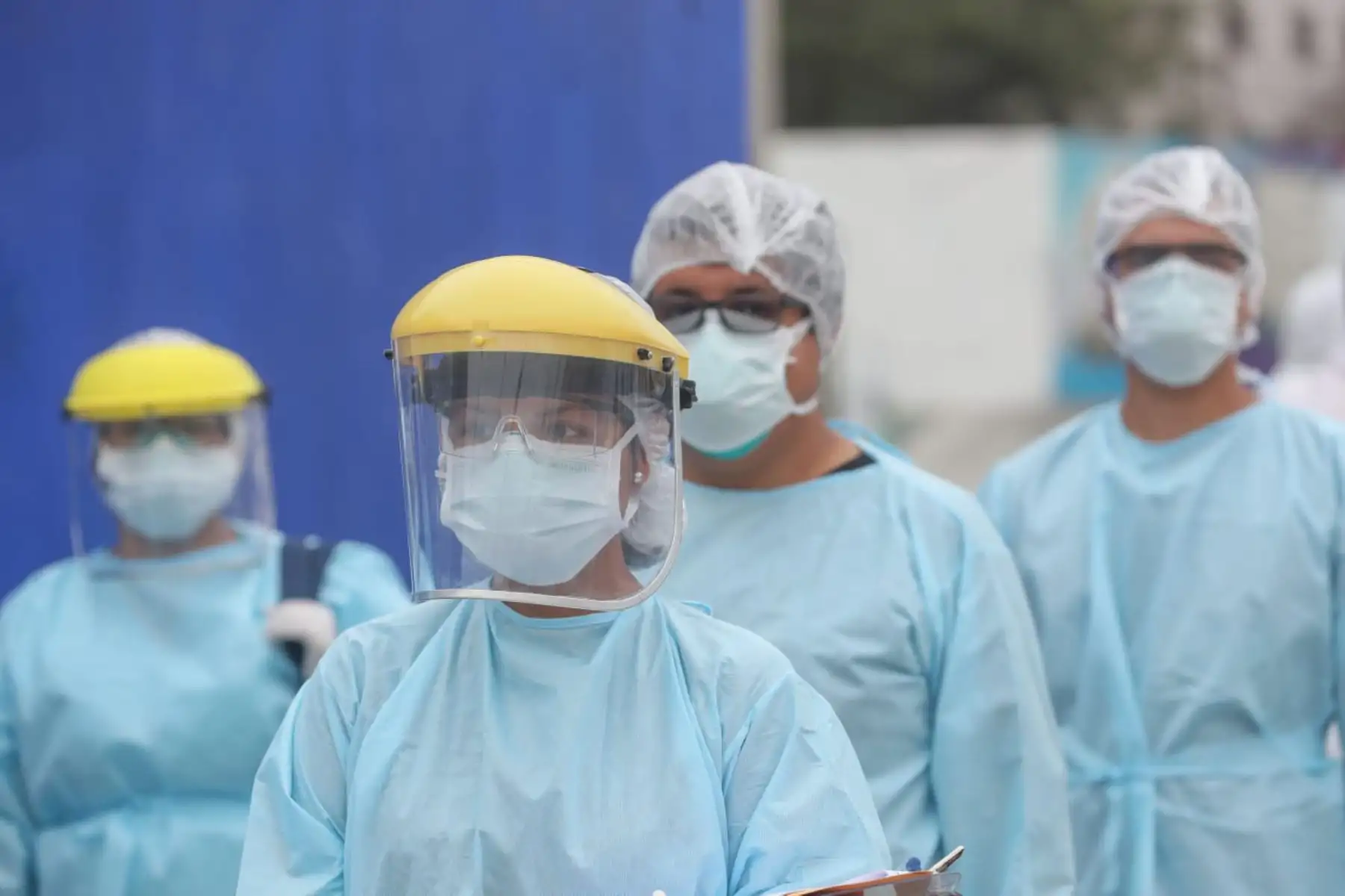 El ministro de Defensa, el alcalde  de la Victoria George Forsyth
 y la viceministra de Salud, supervisan la toma de pruebas rápidas a 168 hogares del sector de El Porvenir. Foto: ANDINA/ MINDEF