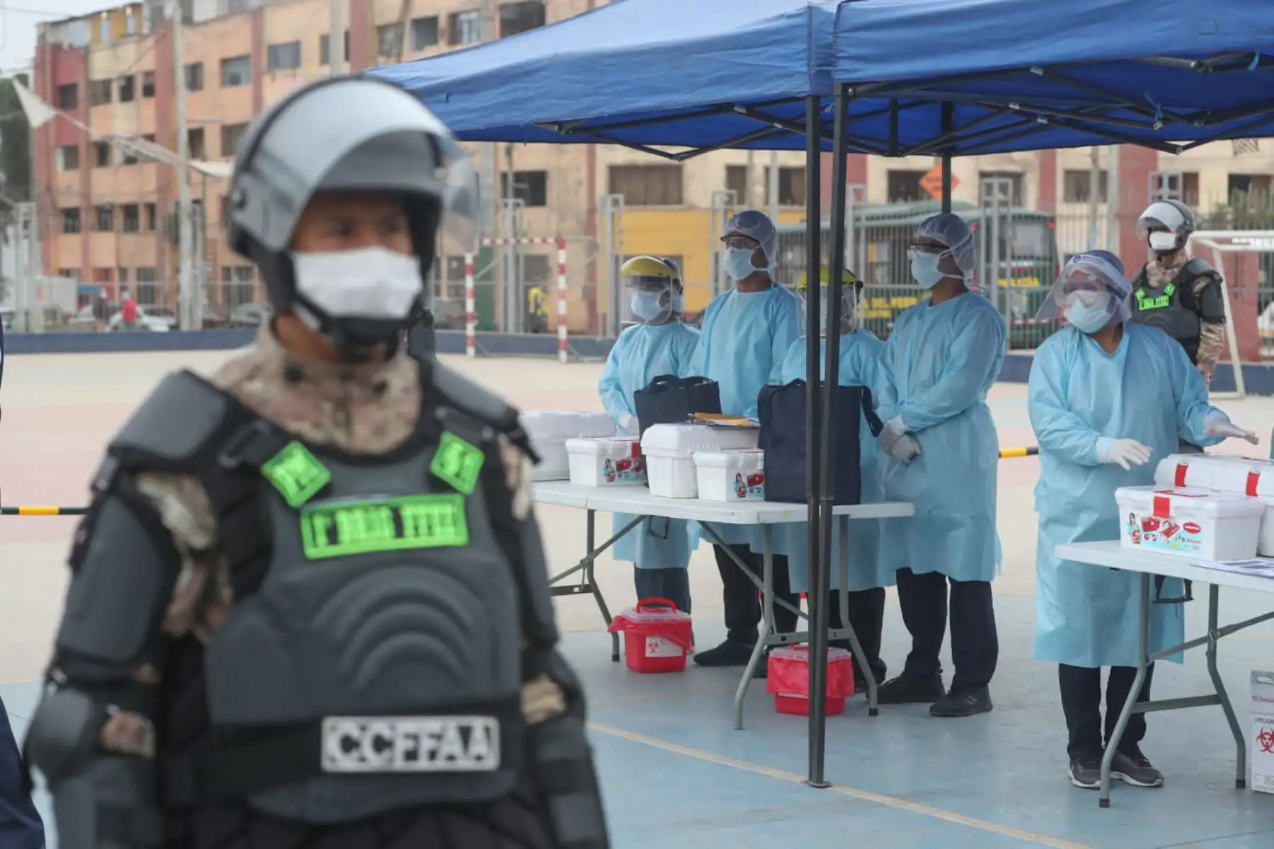 El ministro de Defensa, el alcalde  de la Victoria George Forsyth
 y la viceministra de Salud, supervisan la toma de pruebas rápidas a 168 hogares del sector de El Porvenir. Foto: ANDINA/ MINDEF