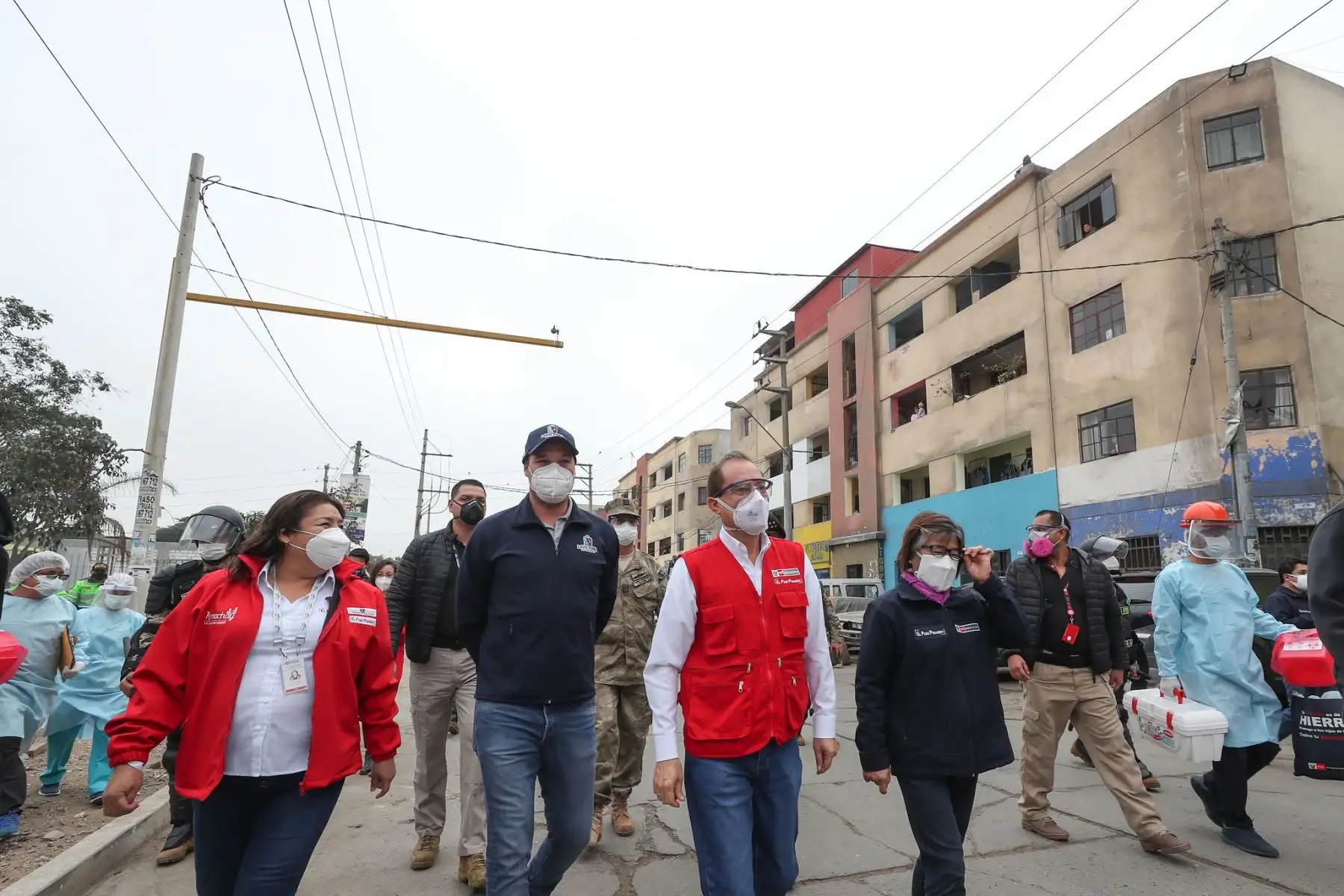 El ministro de Defensa, el alcalde de la Victoria George Forsyth y la viceministra de Salud, supervisan la toma de pruebas rápidas a 168 hogares del sector de El Porvenir.

Foto: MINDEF