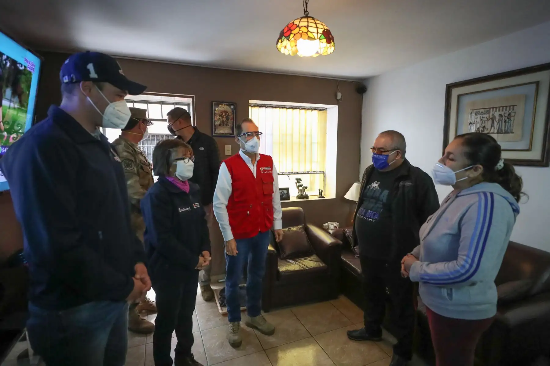 El ministro de Defensa, el alcalde de la Victoria George Forsyth y la viceministra de Salud, supervisan la toma de pruebas rápidas a 168 hogares del sector de El Porvenir.

Foto: MINDEF