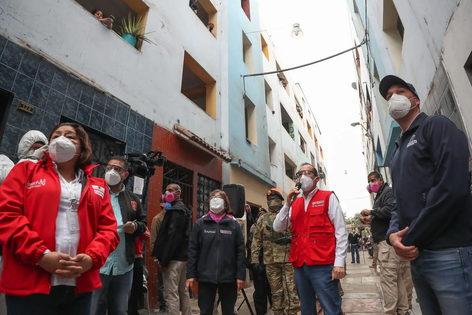 El ministro de Defensa, el alcalde de la Victoria George Forsyth y la viceministra de Salud, supervisan la toma de pruebas rápidas a 168 hogares del sector de El Porvenir.

Foto: MINDEF