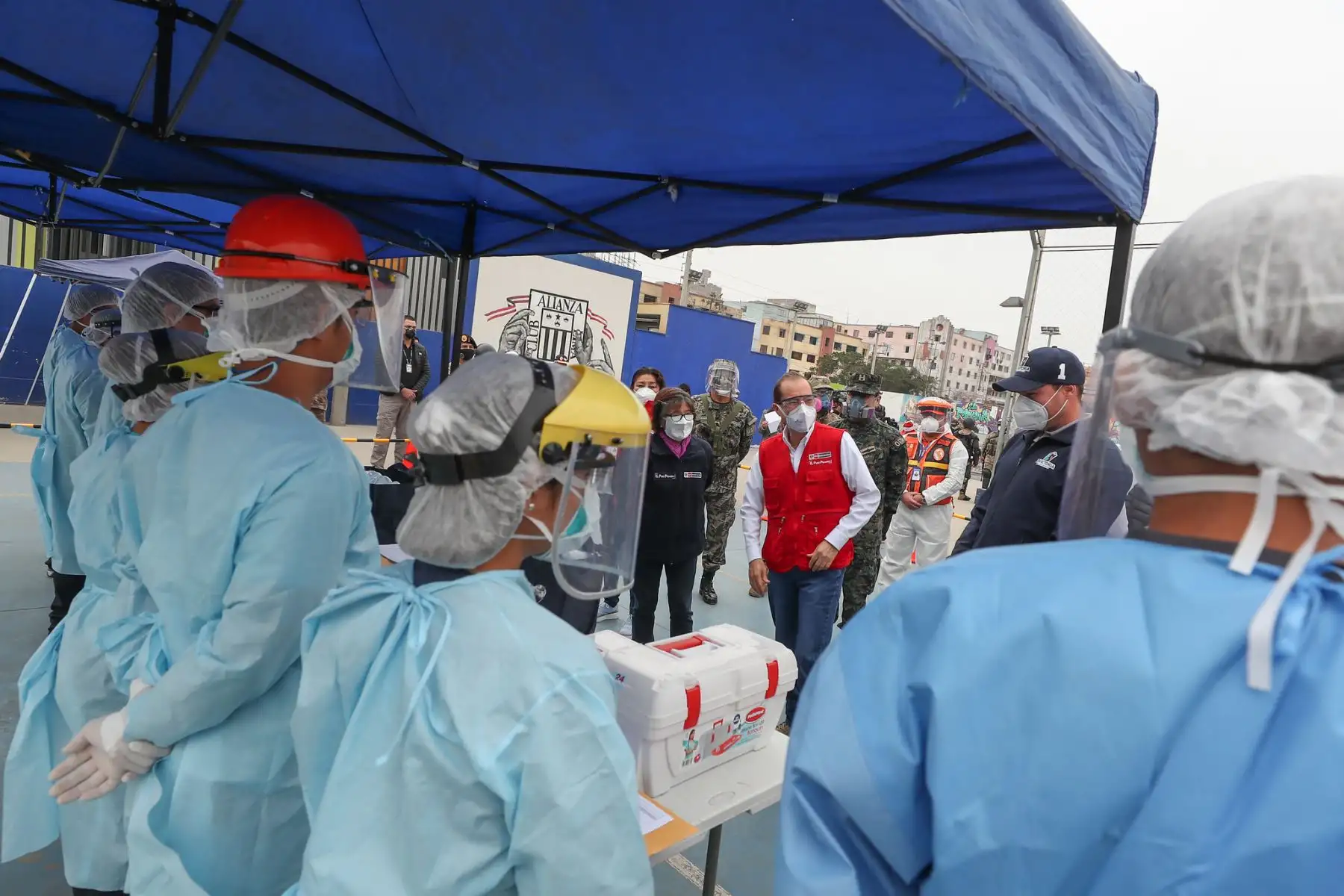 El ministro de Defensa, el alcalde de la Victoria George Forsyth y la viceministra de Salud, supervisan la toma de pruebas rápidas a 168 hogares del sector de El Porvenir.

Foto: MINDEF
