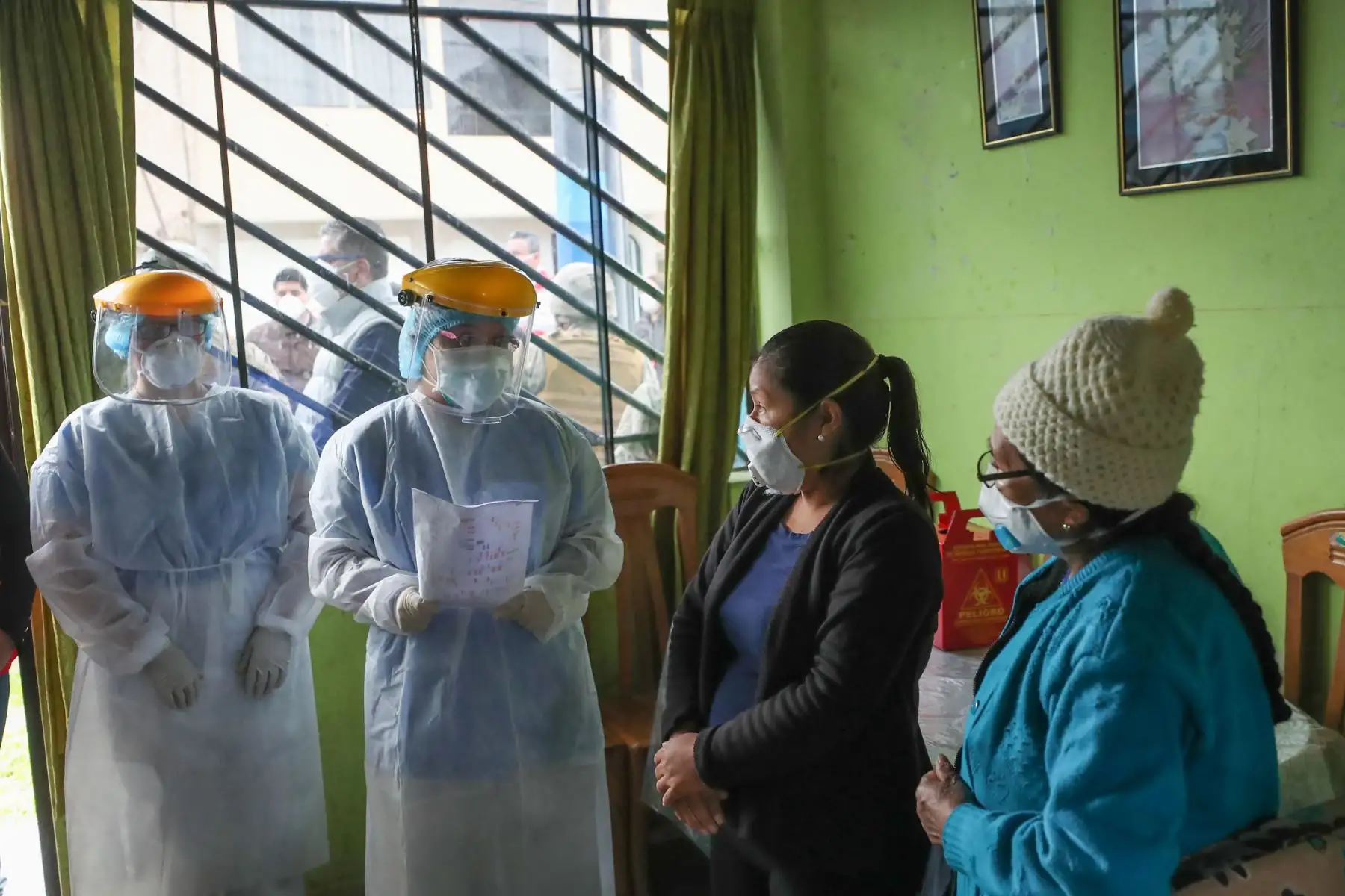 El ministro de Defensa y la viceministra de Salud, supervisan la toma de pruebas rápidas a hogares del distrito de Ventanilla

Foto: MINDEF