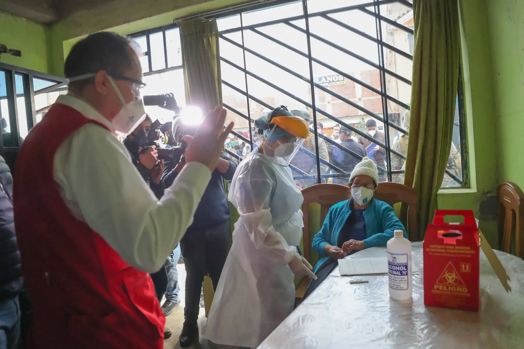 El ministro de Defensa, el alcalde de la Victoria George Forsyth y la viceministra de Salud, supervisan la toma de pruebas rápidas a 168 hogares del sector de El Porvenir.

Foto: MINDEF