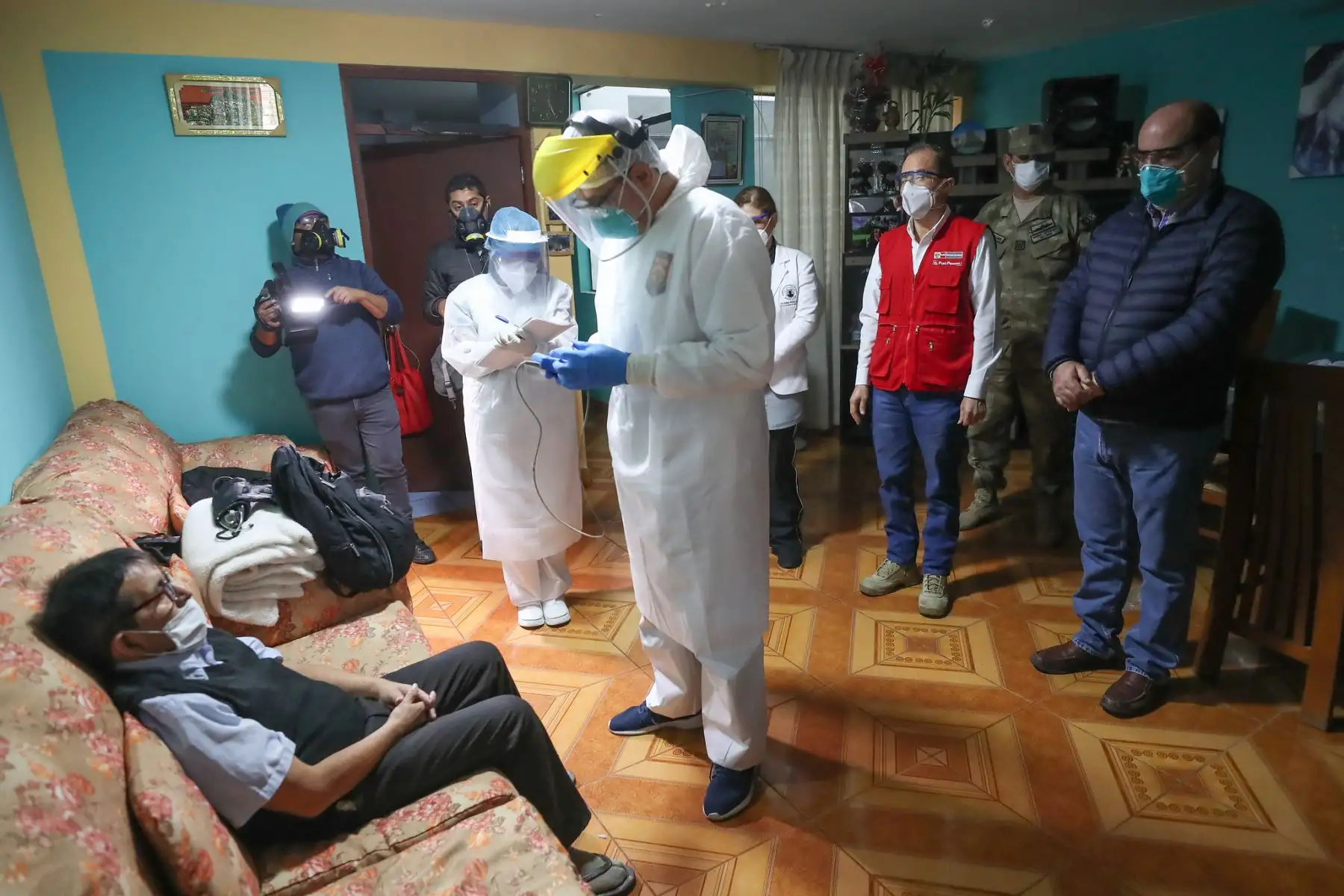 El ministro de Defensa y la viceministra de Salud, supervisan la toma de pruebas rápidas a hogares del distrito de Ventanilla

Foto: MINDEF