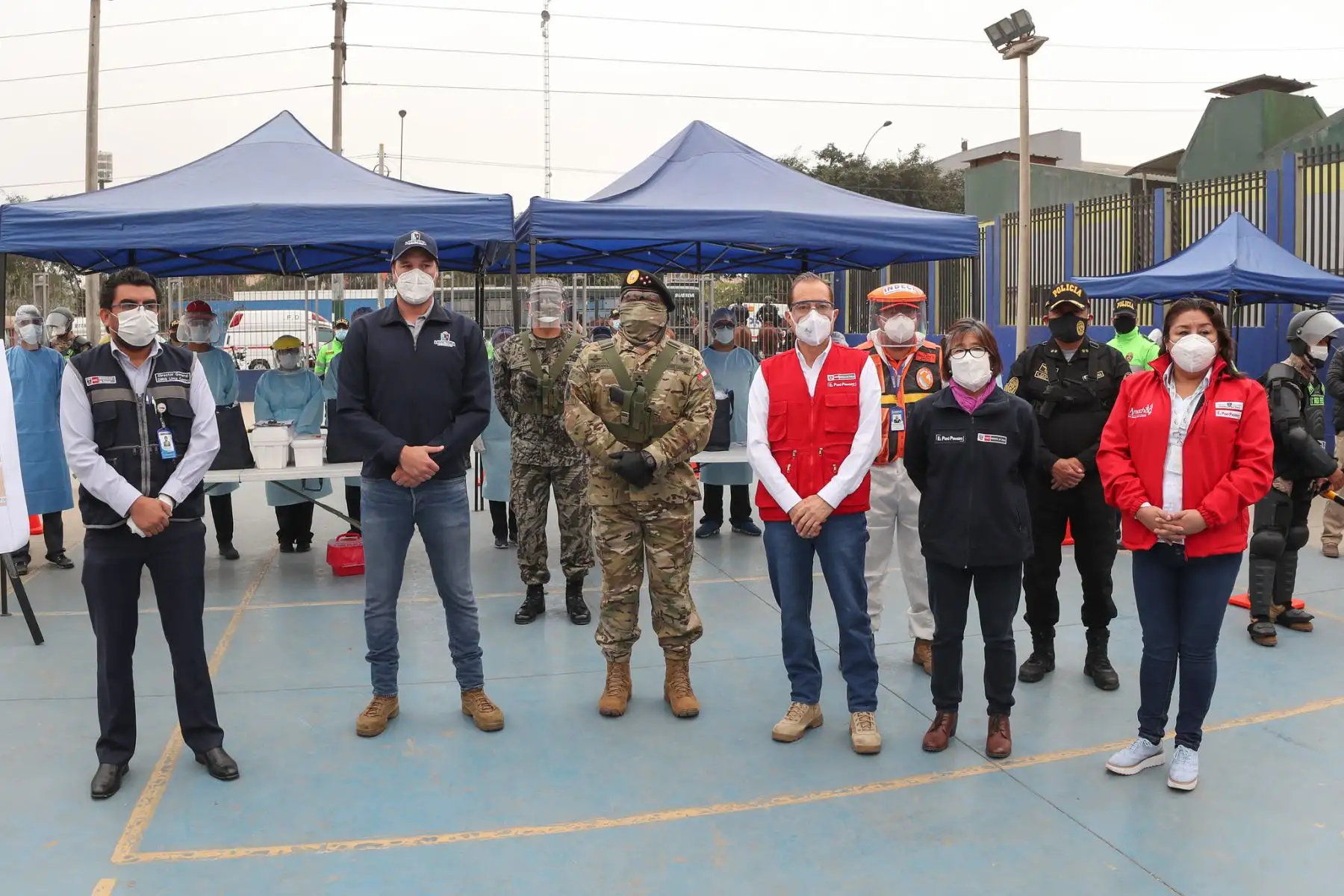 El ministro de Defensa, el alcalde de la Victoria George Forsyth y la viceministra de Salud, supervisan la toma de pruebas rápidas a 168 hogares del sector de El Porvenir.

Foto: MINDEF