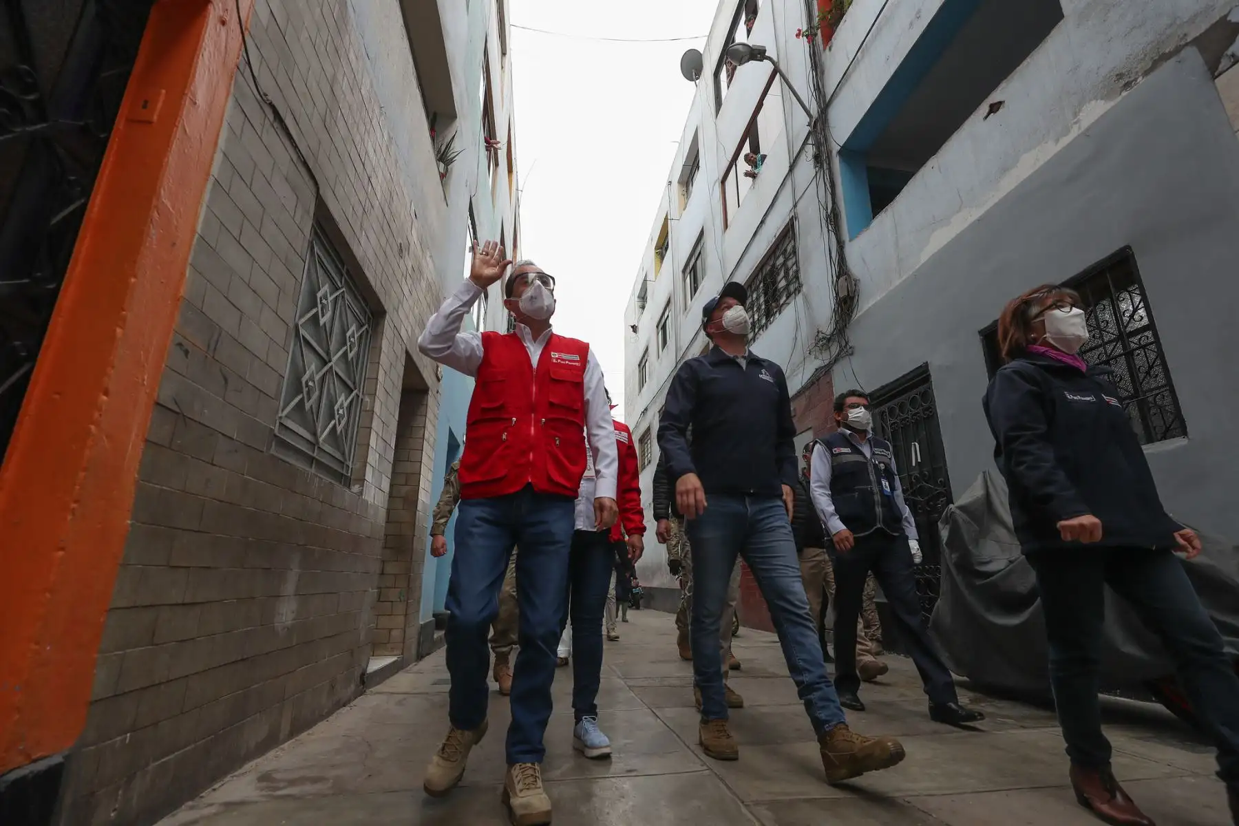 El ministro de Defensa, el alcalde de la Victoria George Forsyth y la viceministra de Salud, supervisan la toma de pruebas rápidas a 168 hogares del sector de El Porvenir.

Foto: MINDEF