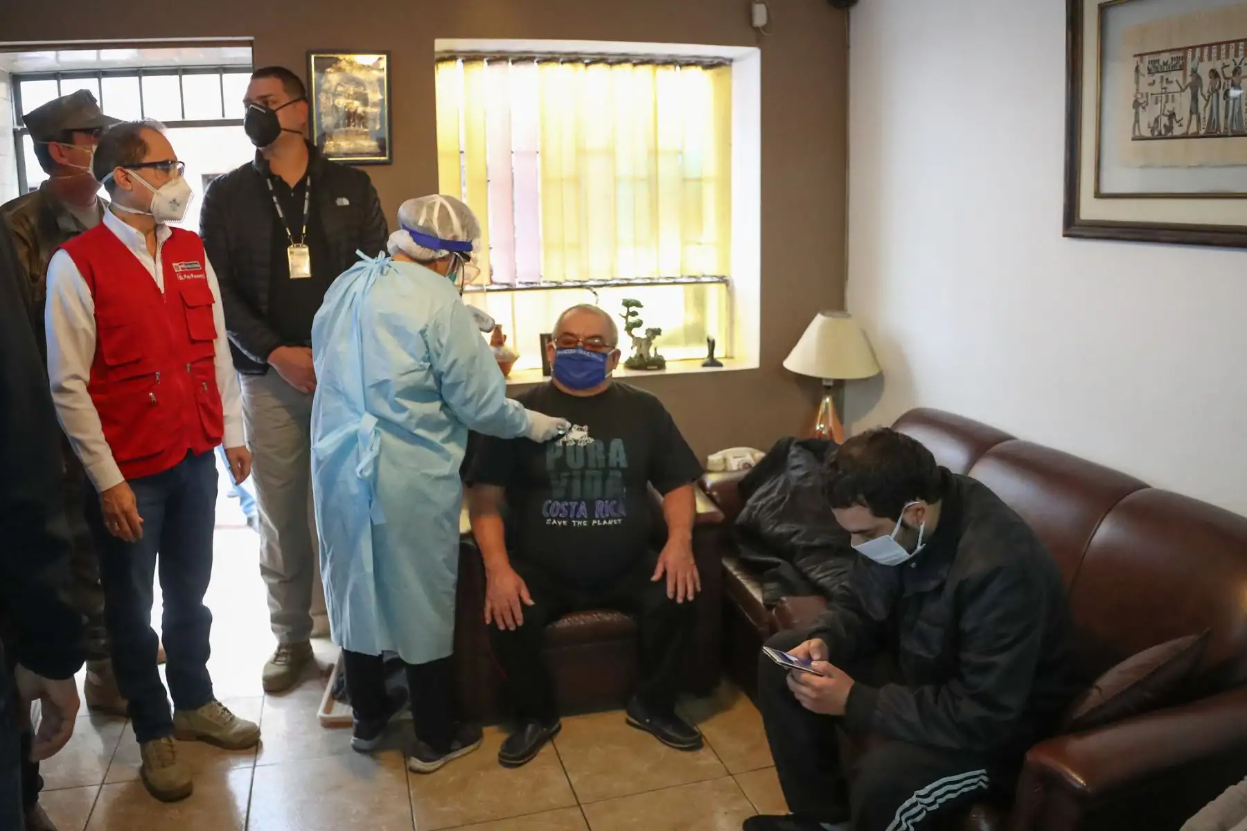 El ministro de Defensa, el alcalde de la Victoria George Forsyth y la viceministra de Salud, supervisan la toma de pruebas rápidas a 168 hogares del sector de El Porvenir.

Foto: MINDEF