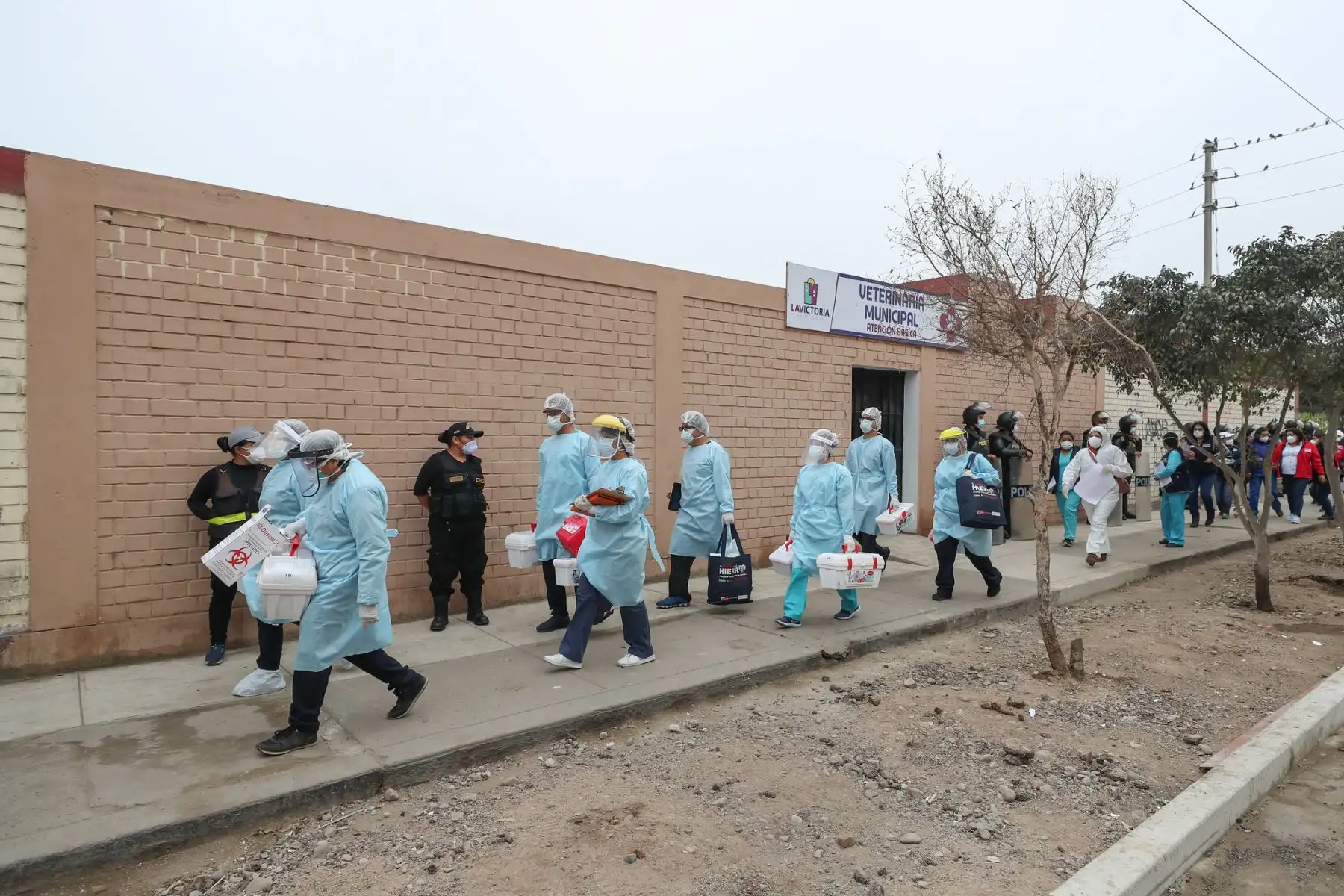 El ministro de Defensa, el alcalde de la Victoria George Forsyth y la viceministra de Salud, supervisan la toma de pruebas rápidas a 168 hogares del sector de El Porvenir.

Foto: MINDEF
