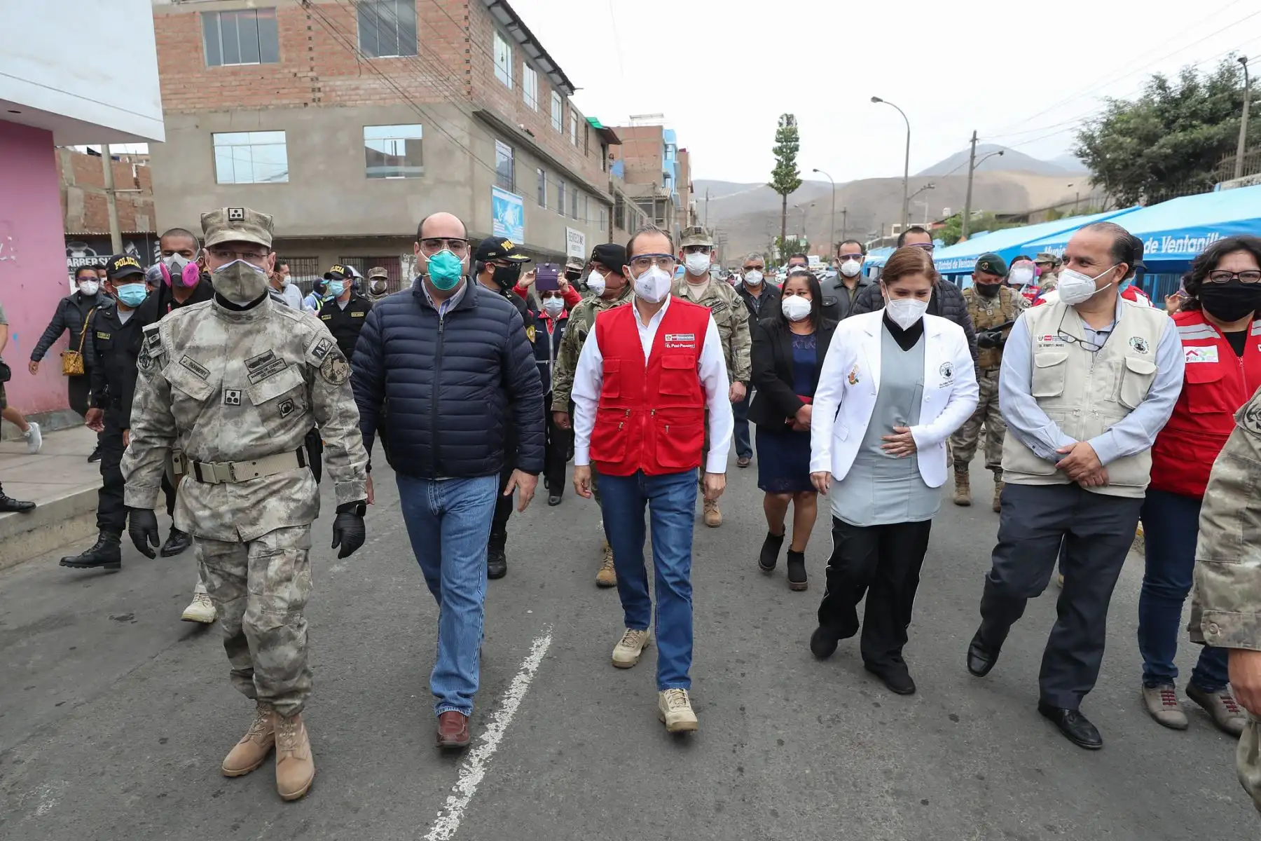 El ministro de Defensa, el alcalde de la Victoria George Forsyth y la viceministra de Salud, supervisan la toma de pruebas rápidas a 168 hogares del sector de El Porvenir.

Foto: MINDEF