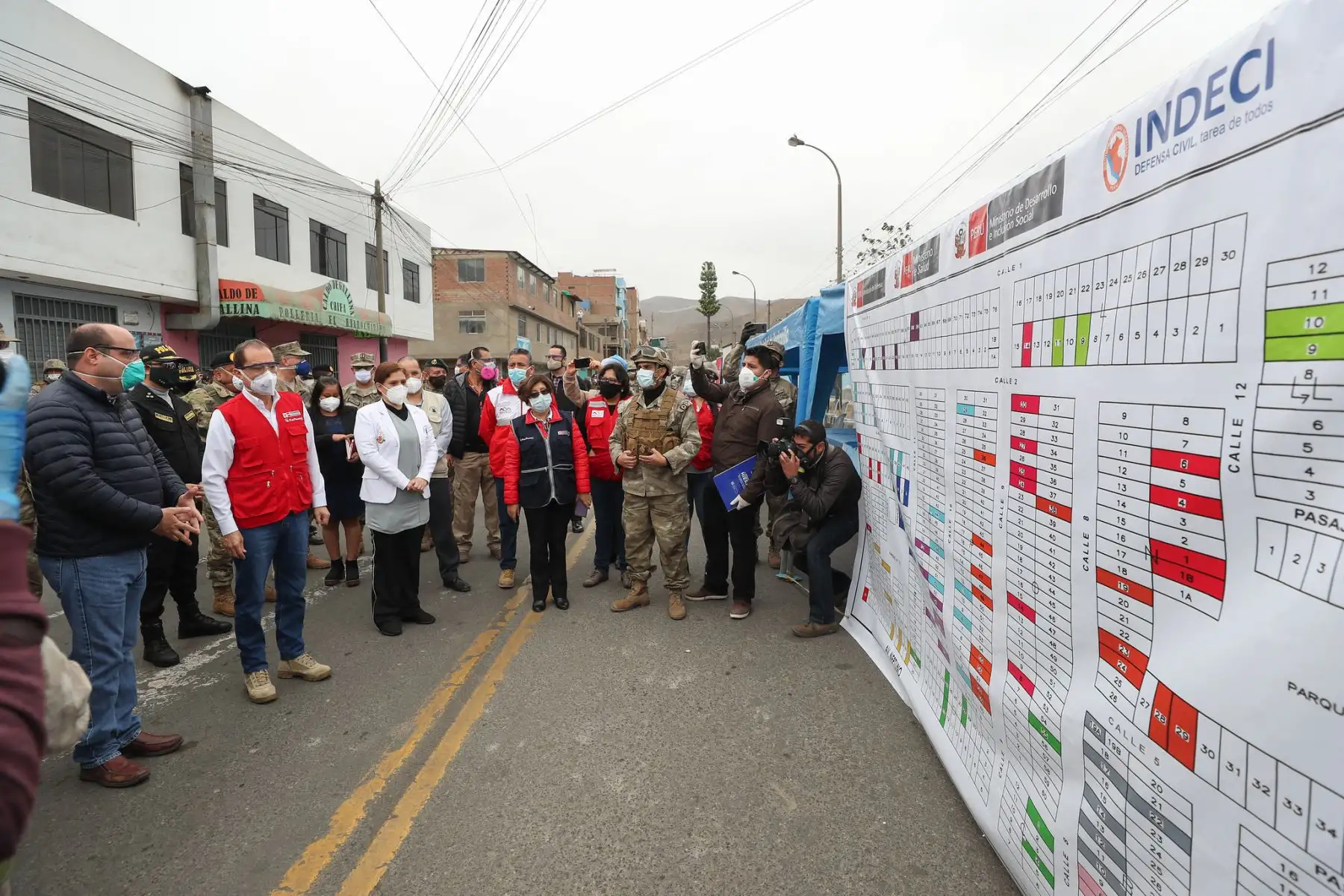 El ministro de Defensa, el alcalde de la Victoria George Forsyth y la viceministra de Salud, supervisan la toma de pruebas rápidas a 168 hogares del sector de El Porvenir.

Foto: MINDEF