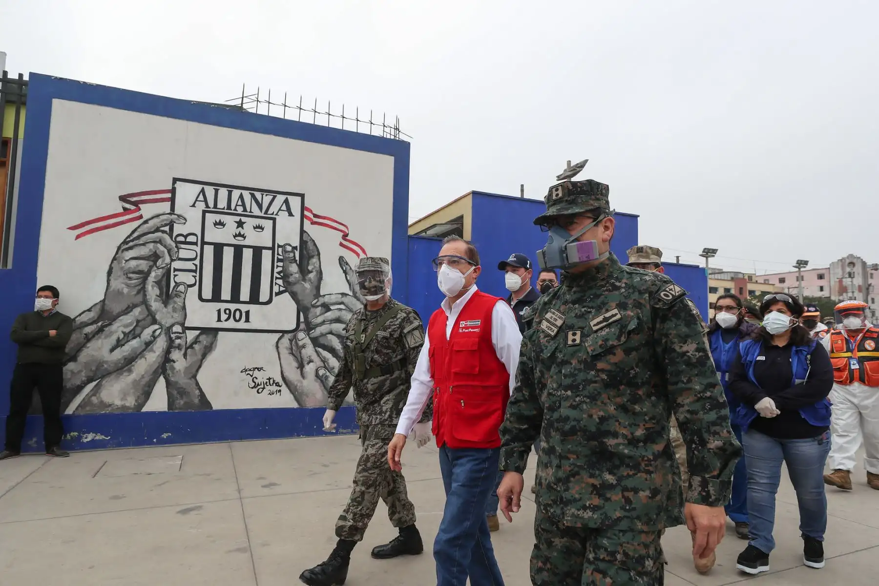 El ministro de Defensa, el alcalde de la Victoria George Forsyth y la viceministra de Salud, supervisan la toma de pruebas rápidas a 168 hogares del sector de El Porvenir.

Foto: MINDEF