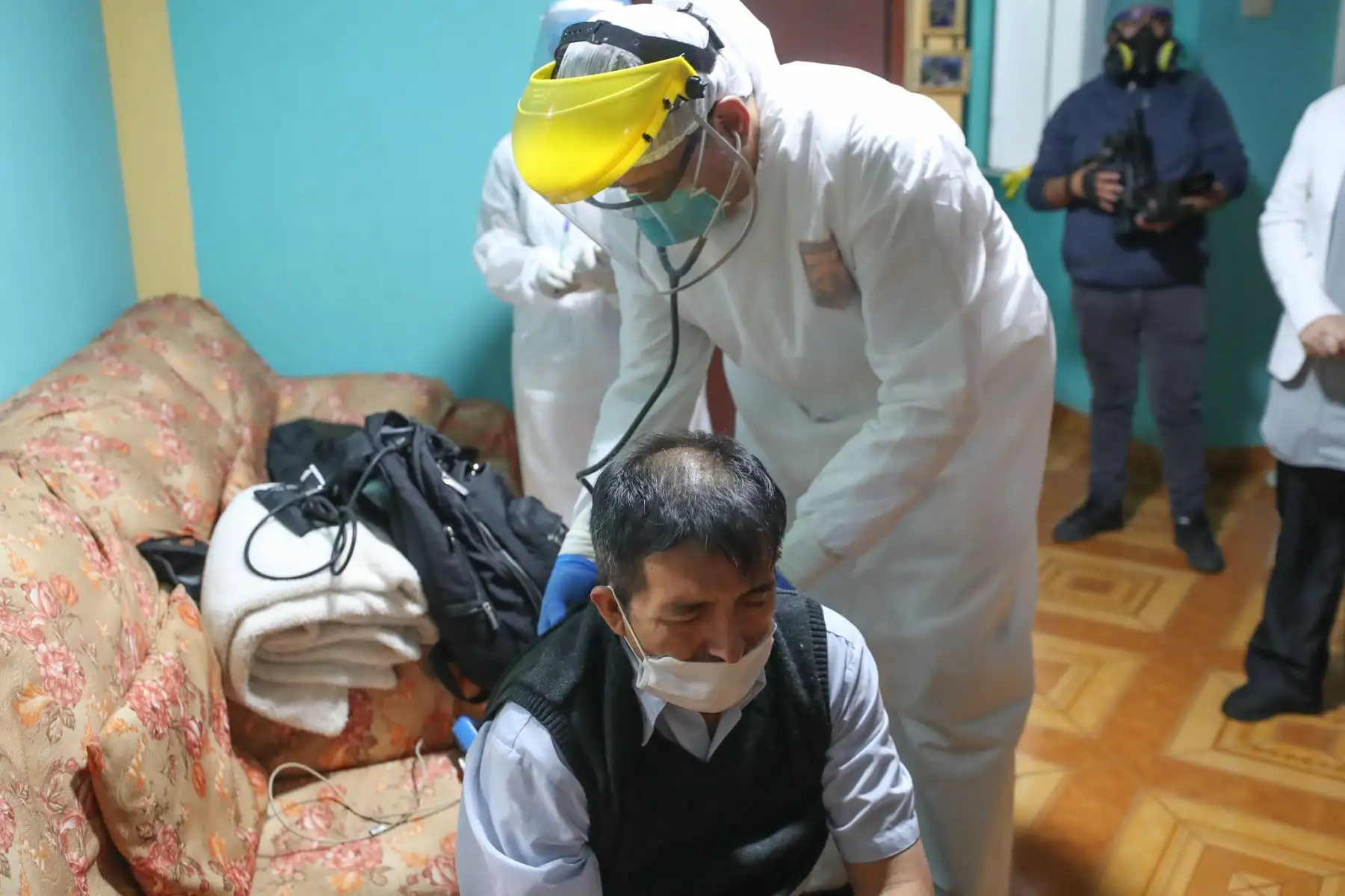 El ministro de Defensa y la viceministra de Salud, supervisan la toma de pruebas rápidas a hogares del distrito de Ventanilla

Foto: MINDEF