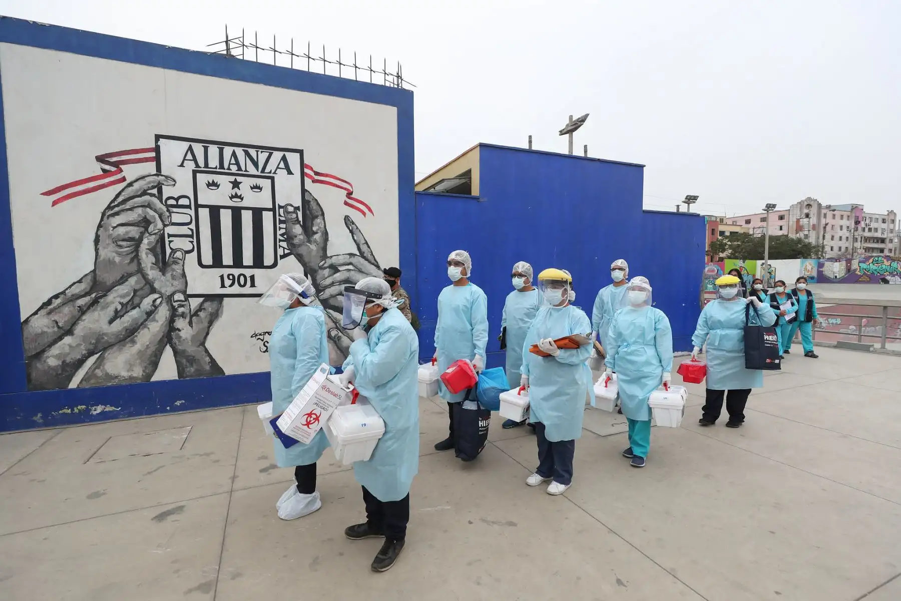 El ministro de Defensa, el alcalde de la Victoria George Forsyth y la viceministra de Salud, supervisan la toma de pruebas rápidas a 168 hogares del sector de El Porvenir.

Foto: MINDEF