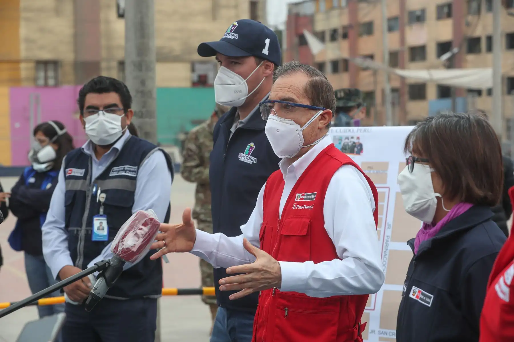 El ministro de Defensa, el alcalde de la Victoria George Forsyth y la viceministra de Salud, supervisan la toma de pruebas rápidas a 168 hogares del sector de El Porvenir.

Foto: MINDEF