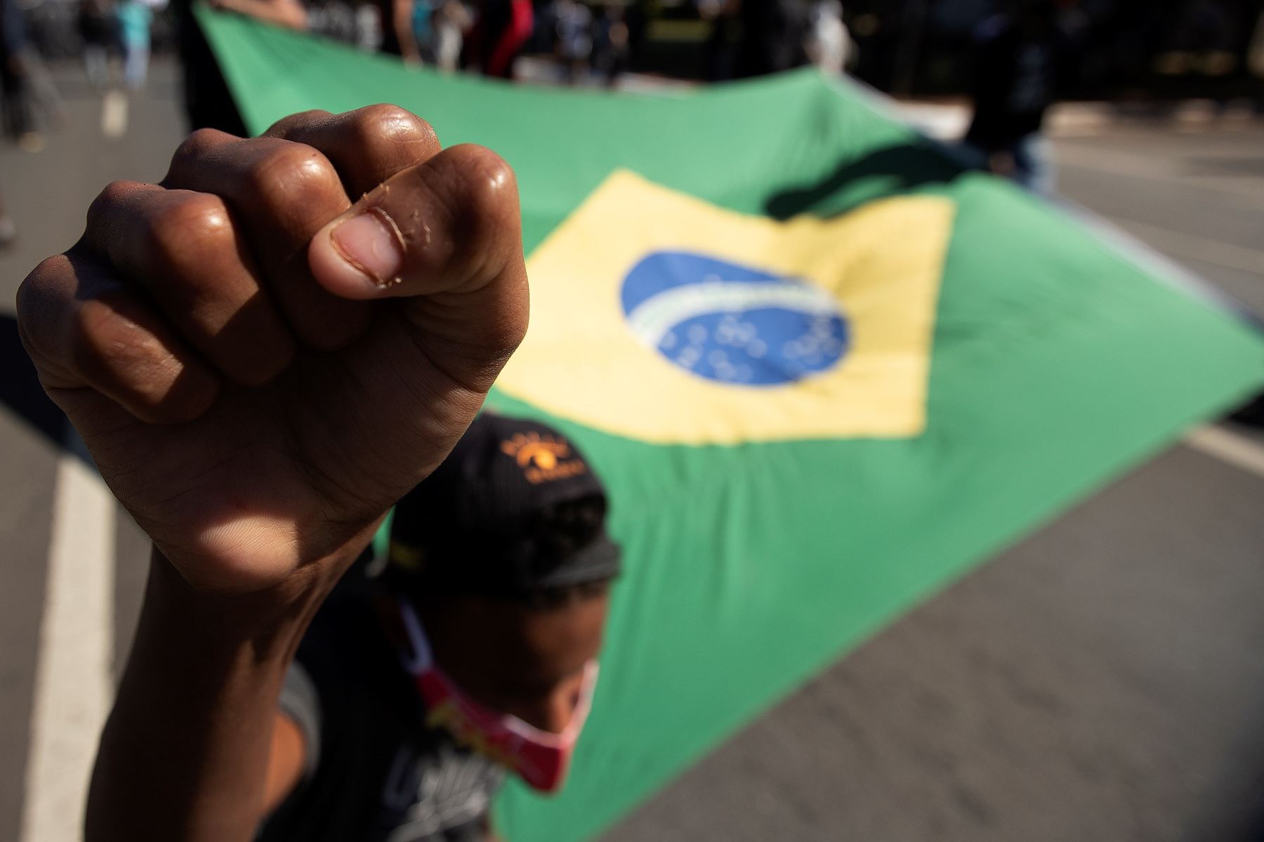 Decenas de personas protestan contra el presidente de Brasil, Jair Bolsonaro, defendiendo la democracia, y condenando el racismo y el fascismo, este domingo, en Brasilia (Brasil). Foto: EFE