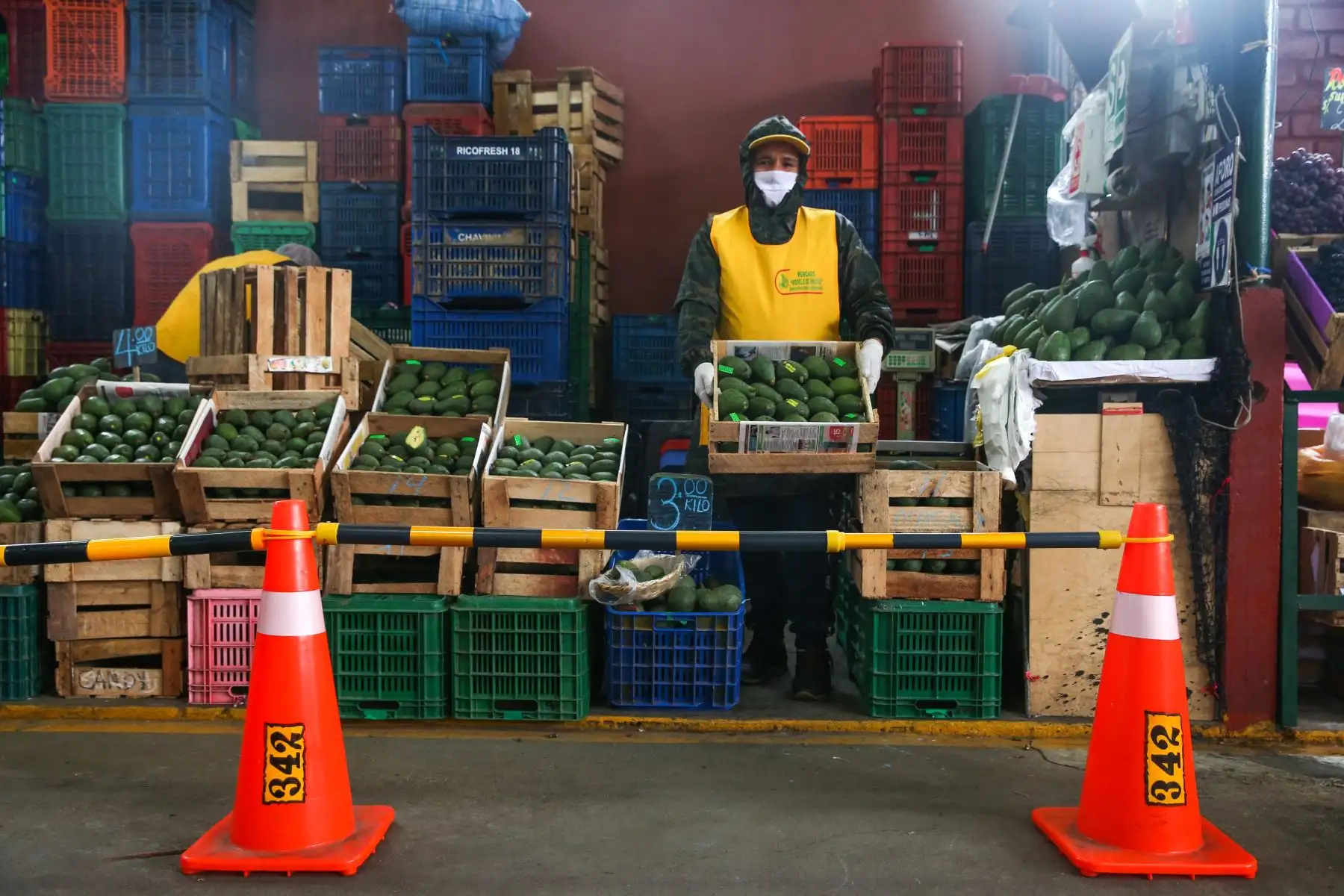 El Mercado Mayorista de Frutas de la Victoria, atiende al público con protocolos de seguridad. Foto: ANDINA/ Jhonel Rodríguez Robles