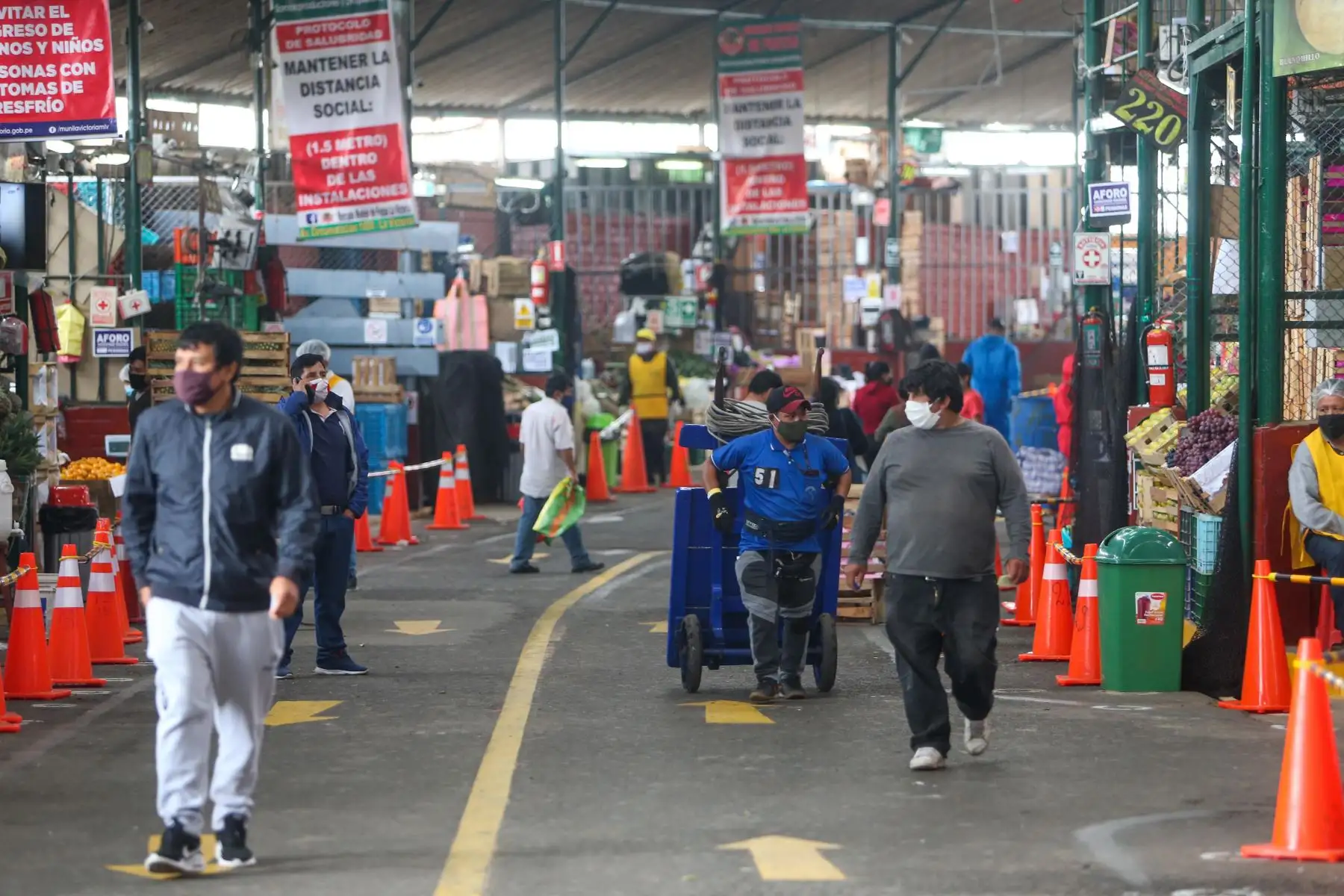 El Mercado Mayorista de Frutas de la Victoria, atiende al público con protocolos de seguridad. Foto: ANDINA/ Jhonel Rodríguez Robles