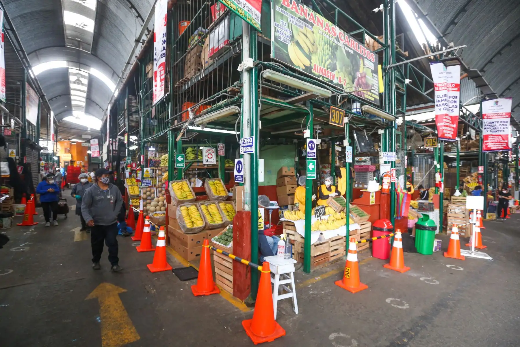 El Mercado Mayorista de Frutas de la Victoria, atiende al público con protocolos de seguridad. Foto: ANDINA/ Jhonel Rodríguez Robles