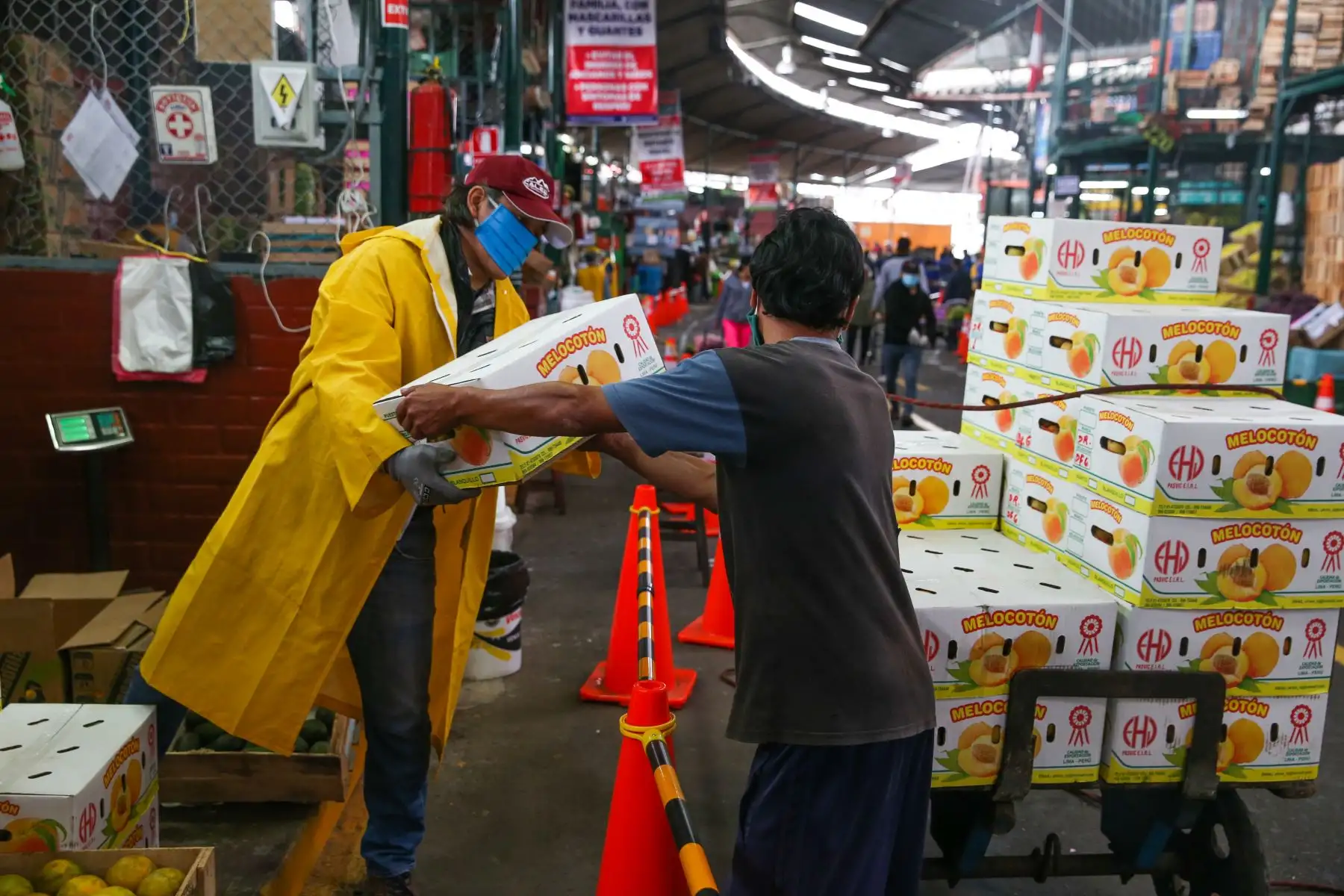 El Mercado Mayorista de Frutas de la Victoria, atiende al público con protocolos de seguridad. Foto: ANDINA/ Jhonel Rodríguez Robles