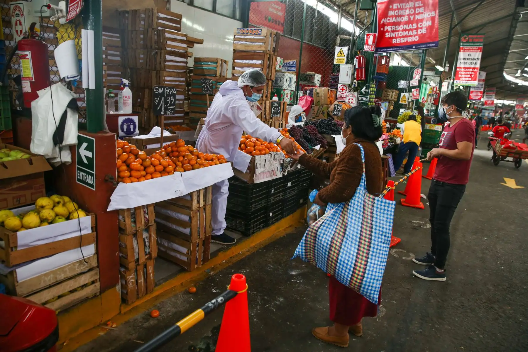 El Mercado Mayorista de Frutas de la Victoria, atiende al público con protocolos de seguridad. Foto: ANDINA/ Jhonel Rodríguez Robles