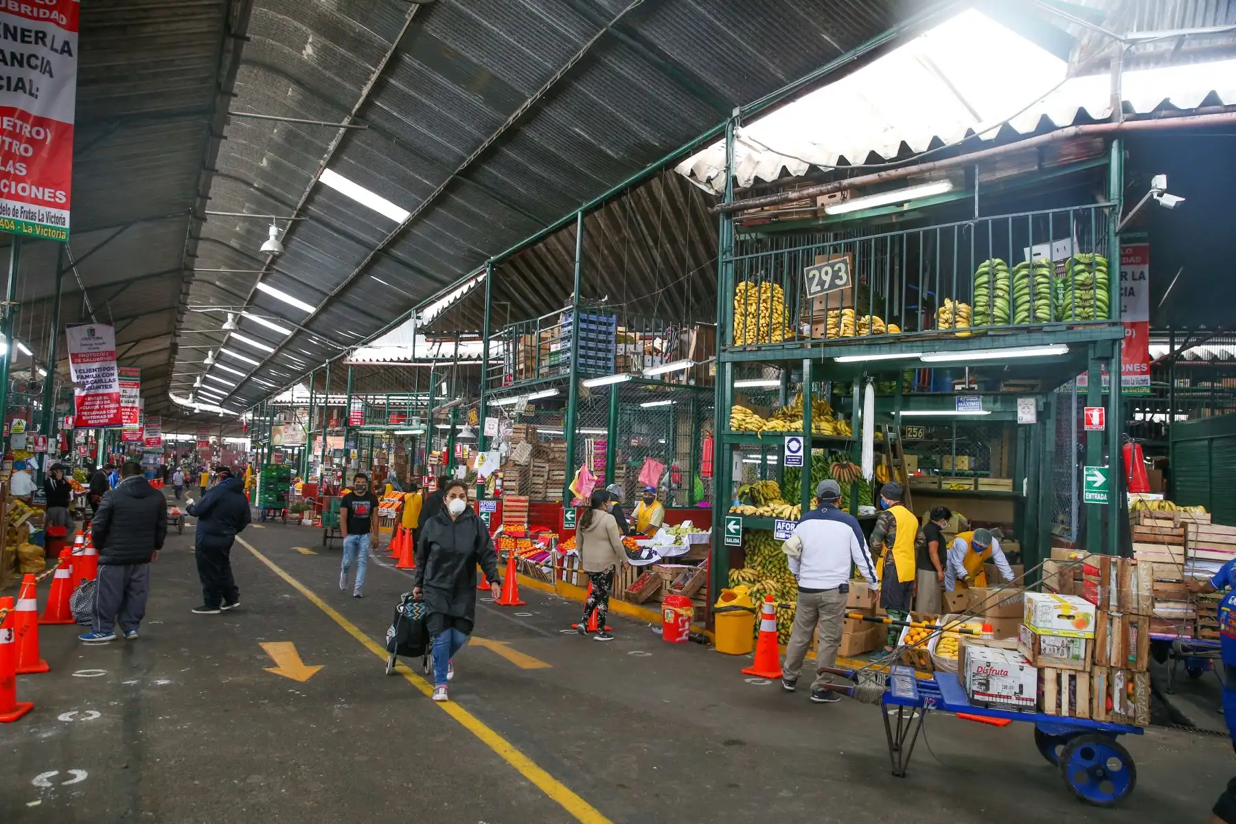 El Mercado Mayorista de Frutas de la Victoria, atiende al público con protocolos de seguridad. Foto: ANDINA/ Jhonel Rodríguez Robles