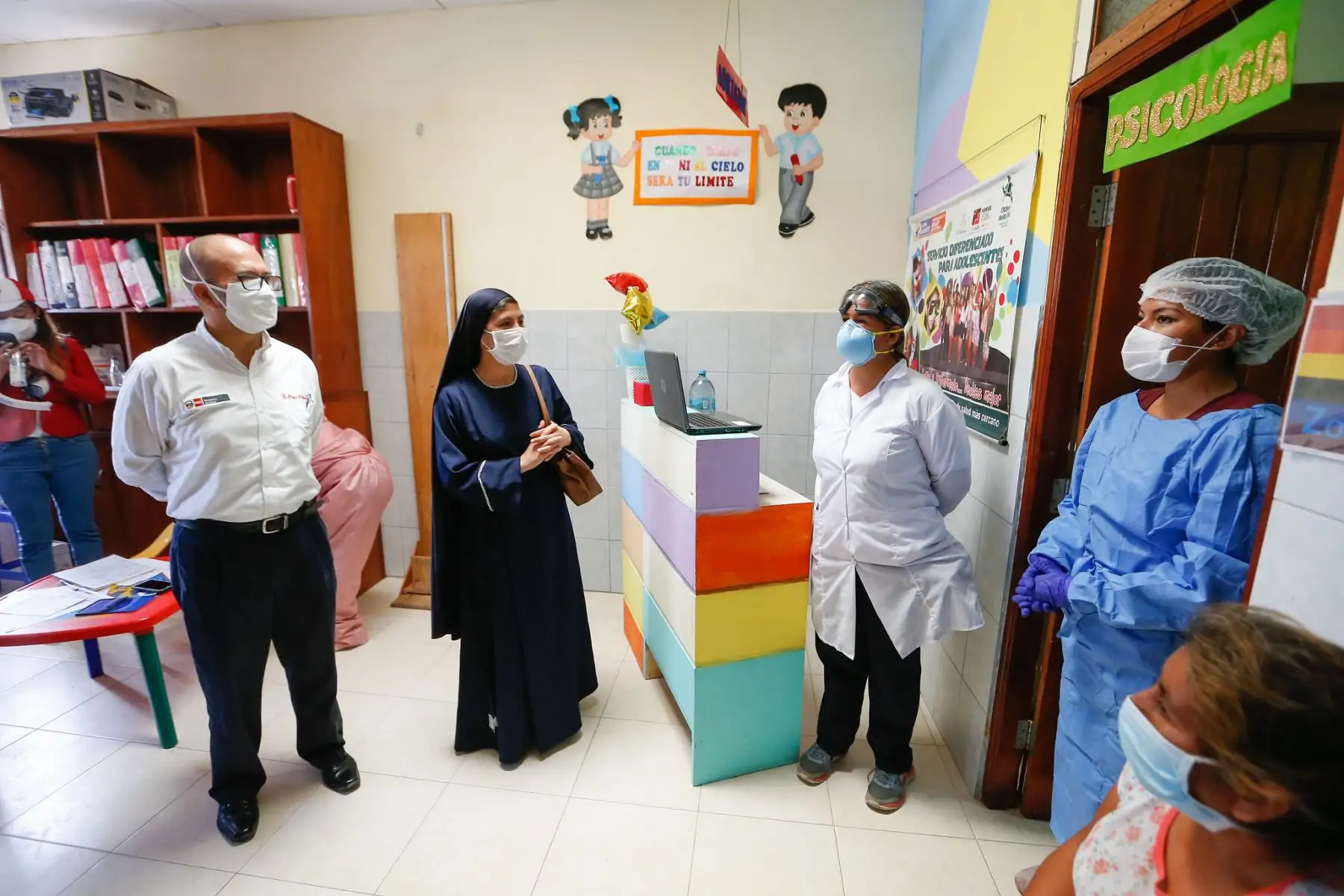 El ministro de Salud Víctor Zamora realizó una visita al Centro de Salud de Servicios Diferenciados para Adolescentes América.

Foto: MINSA