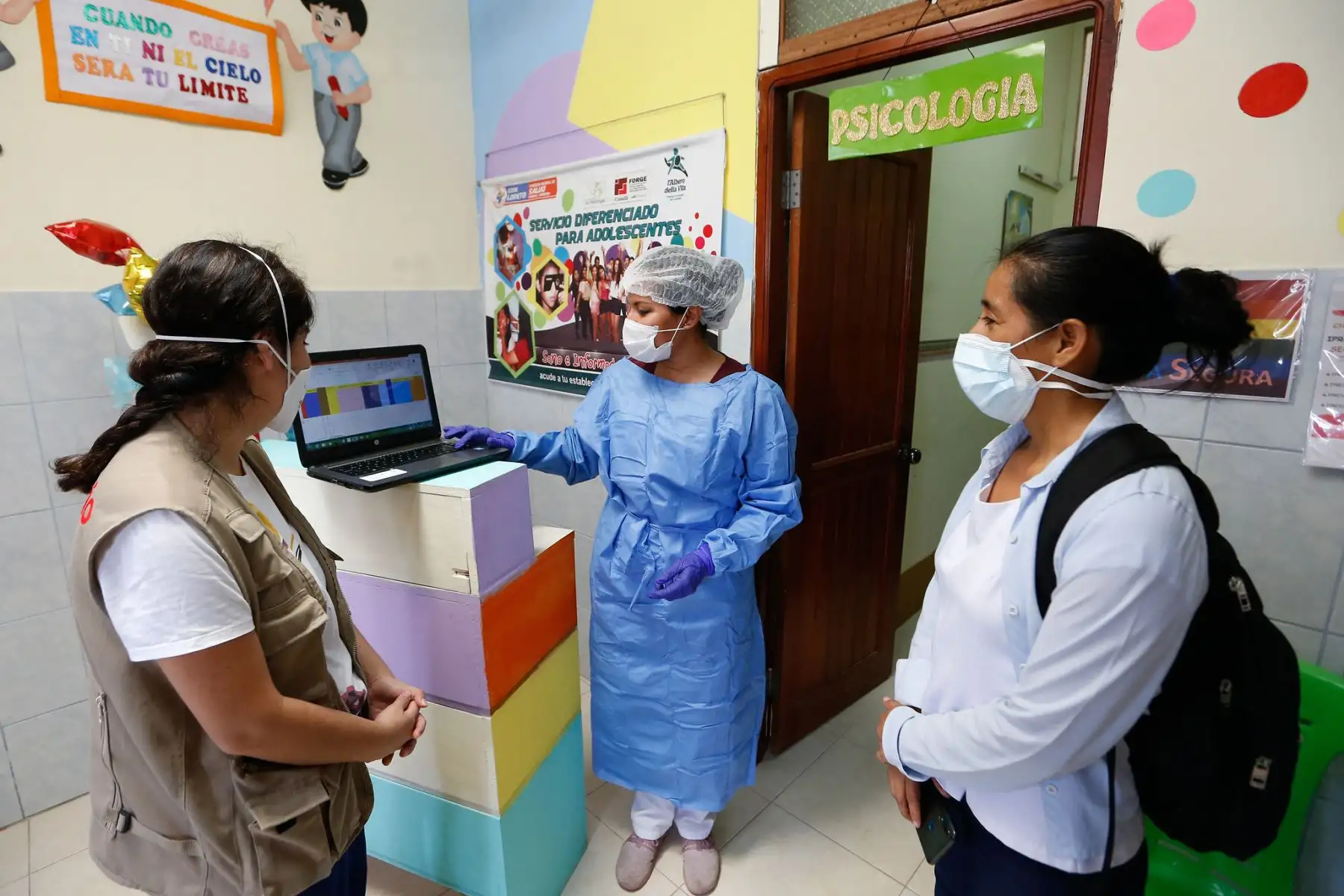 El ministro de Salud Víctor Zamora realizó una visita al Centro de Salud de Servicios Diferenciados para Adolescentes América.

Foto: MINSA